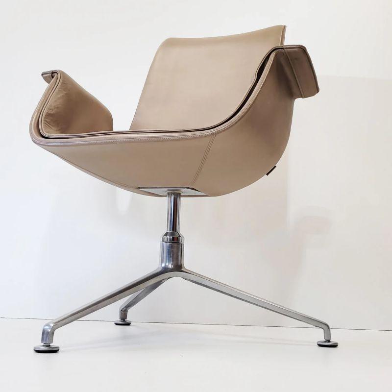 Tulip chair model: FK 6725 in cream/camel leather designed by Preben Fabricius and Jorgen Kastholm for Kill International in 1966. In 1969 this office chair from Germany was awarded the Bonds Price Gute Form. The condition is fantastic with minimal