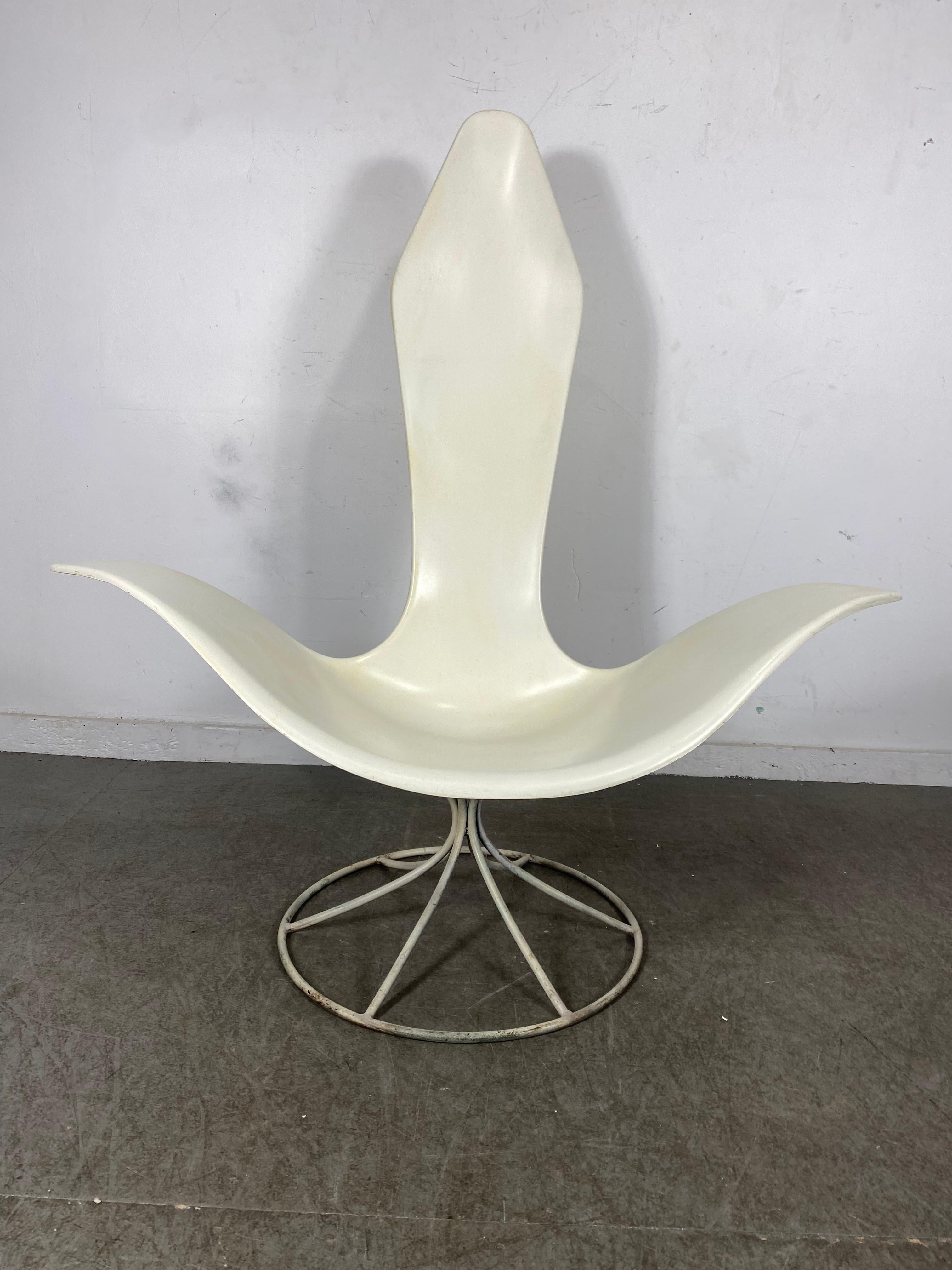 Cet incroyable design est un fauteuil de salon Modèle 120 LF 'Tulip' par Erwine et Estelle Laverne pour Laverne International. Conçu ingénieusement en 1957, ce fauteuil de grande envergure est fabriqué en fibre de verre moulée et en acier émaillé.