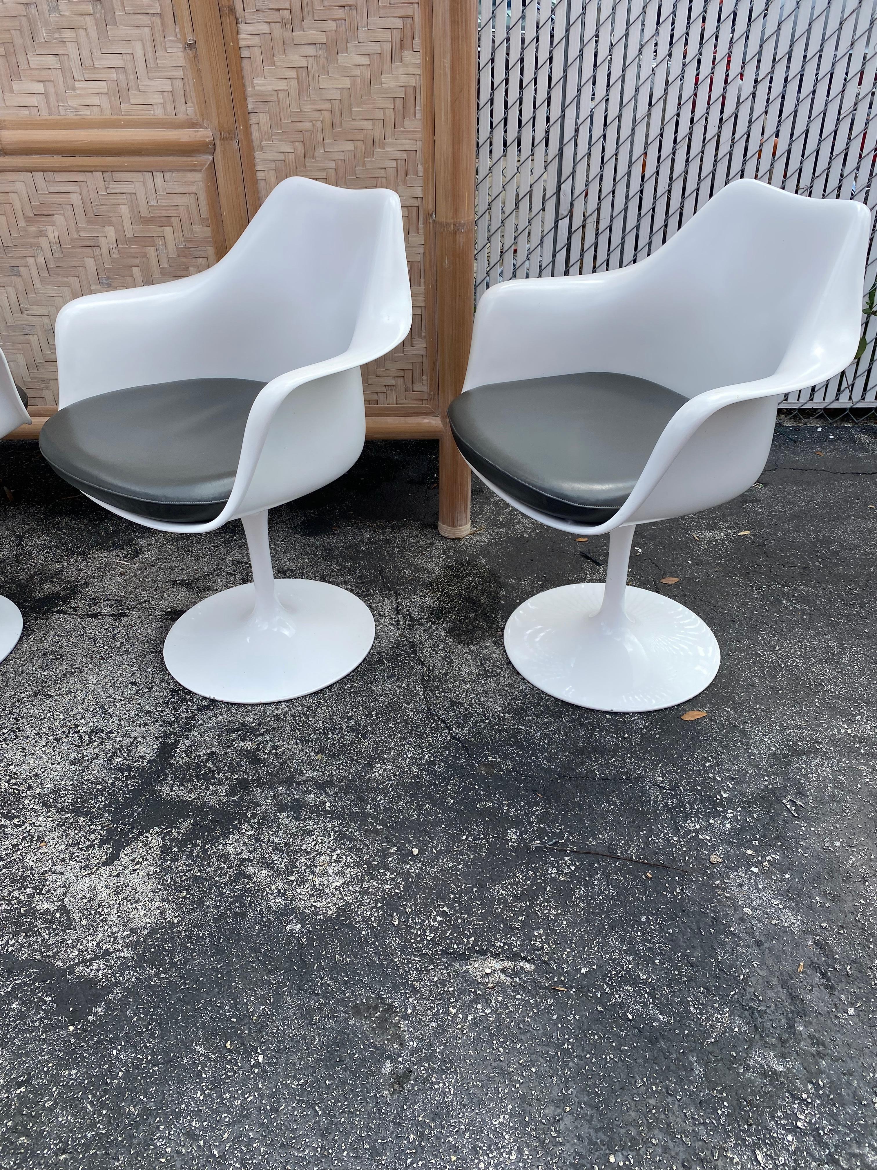 Italian 1970s Swivel Tulip Leather Chairs Eero Saarinen for Knoll, Set of 4 For Sale