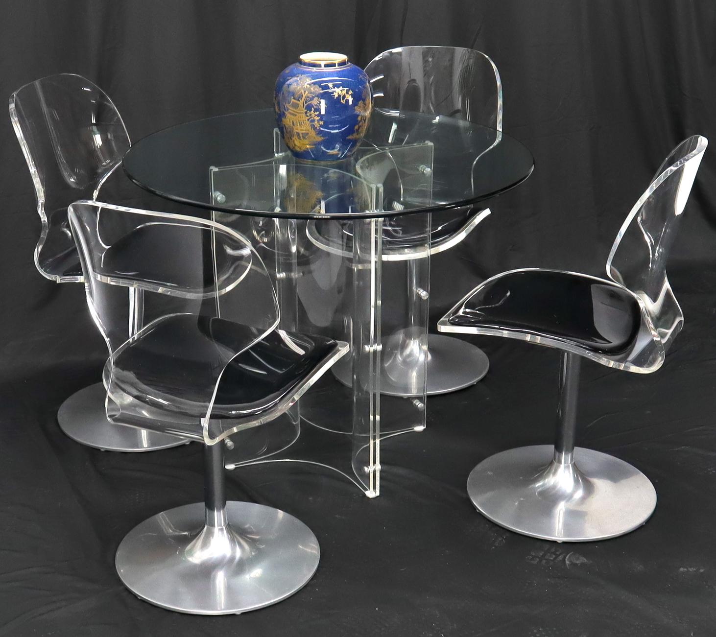 Superbes chaises en Lucite et tulipe chromées, de style moderne du milieu du siècle, assorties à une table ronde en verre de 36 pouces de diamètre et 29 pouces de hauteur. Revêtement en cuir verni noir brillant.