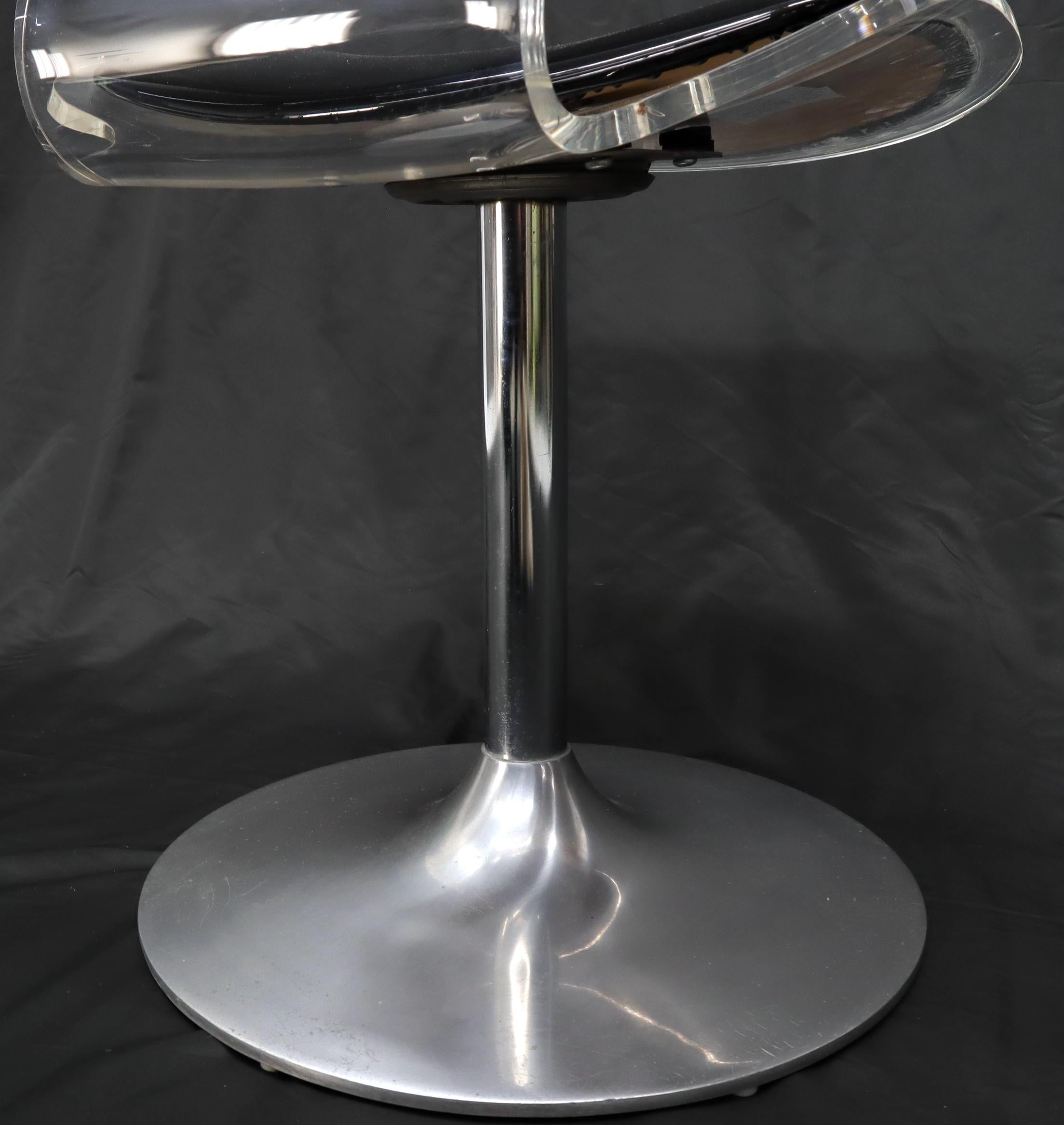 Américain Ensemble de 4 chaises de salle à manger Tulip à base chromée et sièges en lucite avec plateau rond en verre en vente