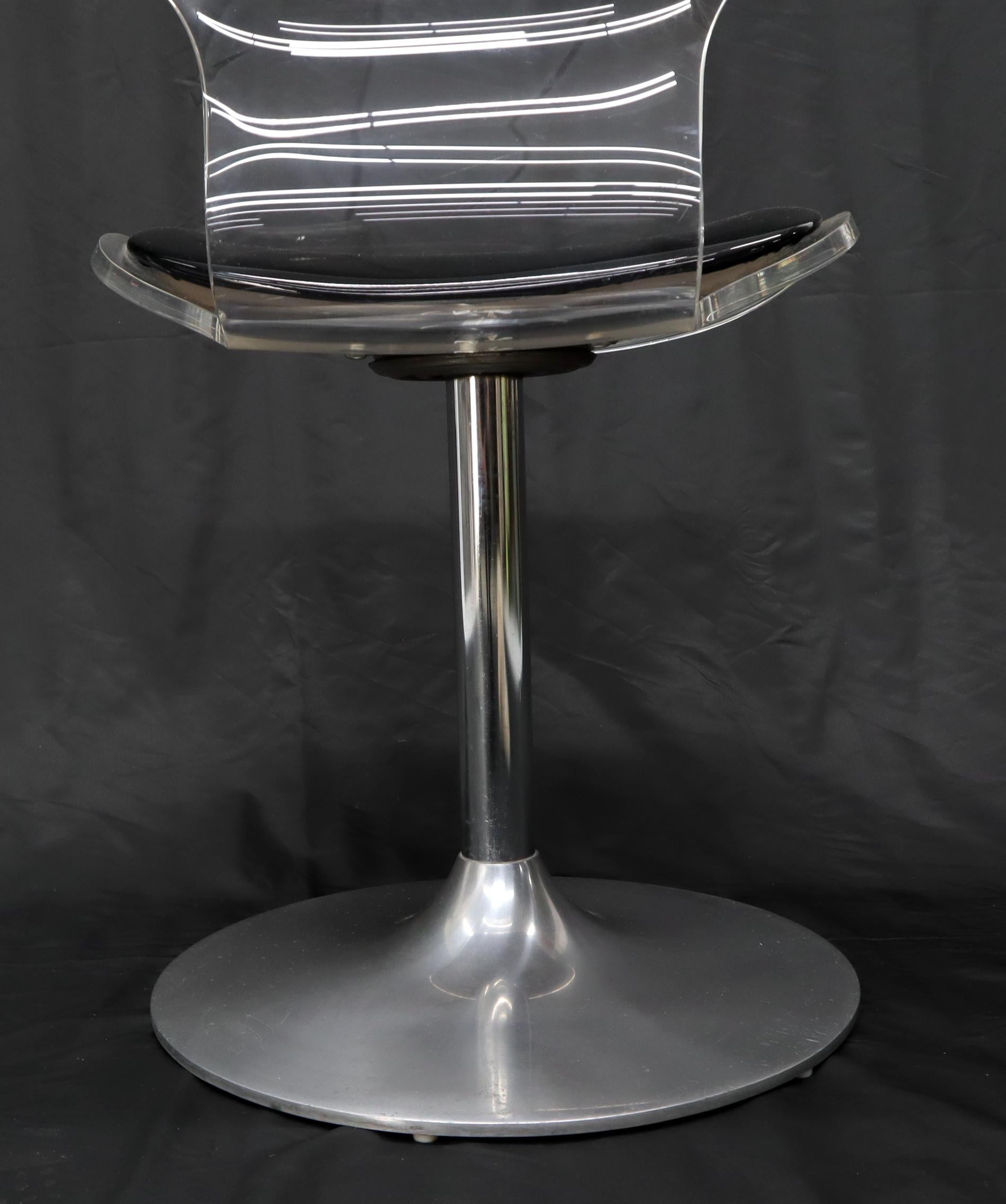 Ensemble de 4 chaises de salle à manger Tulip à base chromée et sièges en lucite avec plateau rond en verre Bon état - En vente à Rockaway, NJ