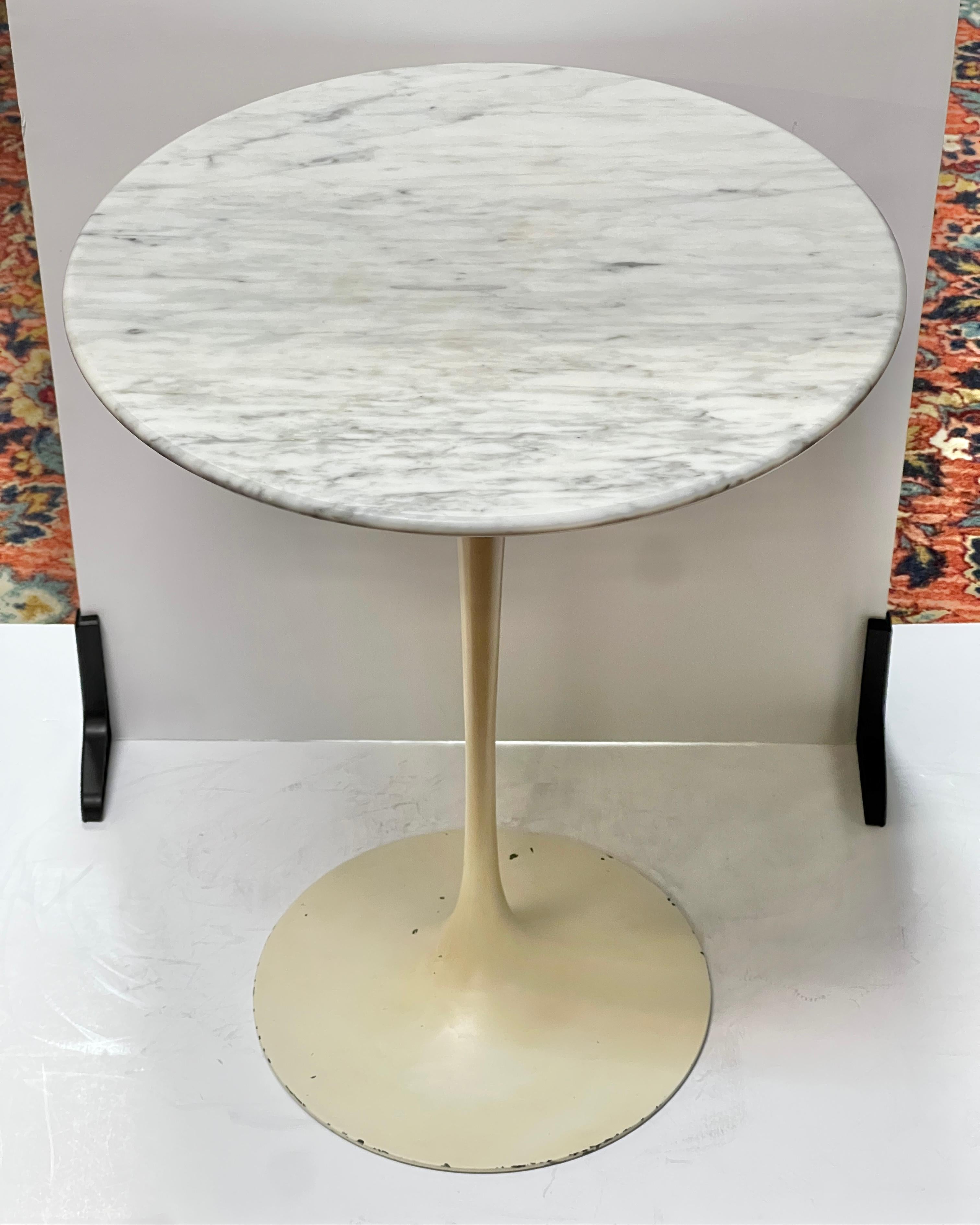 Tavolino circolare Tulip d'epoca disegnato da Eero Saarinen, attribuito a Knoll intorno agli anni '60 o forse '70, con piano in marmo bianco variegato e supporto smaltato bianco, misura 20 pollici di altezza e 16 pollici di diametro.  Un tavolo