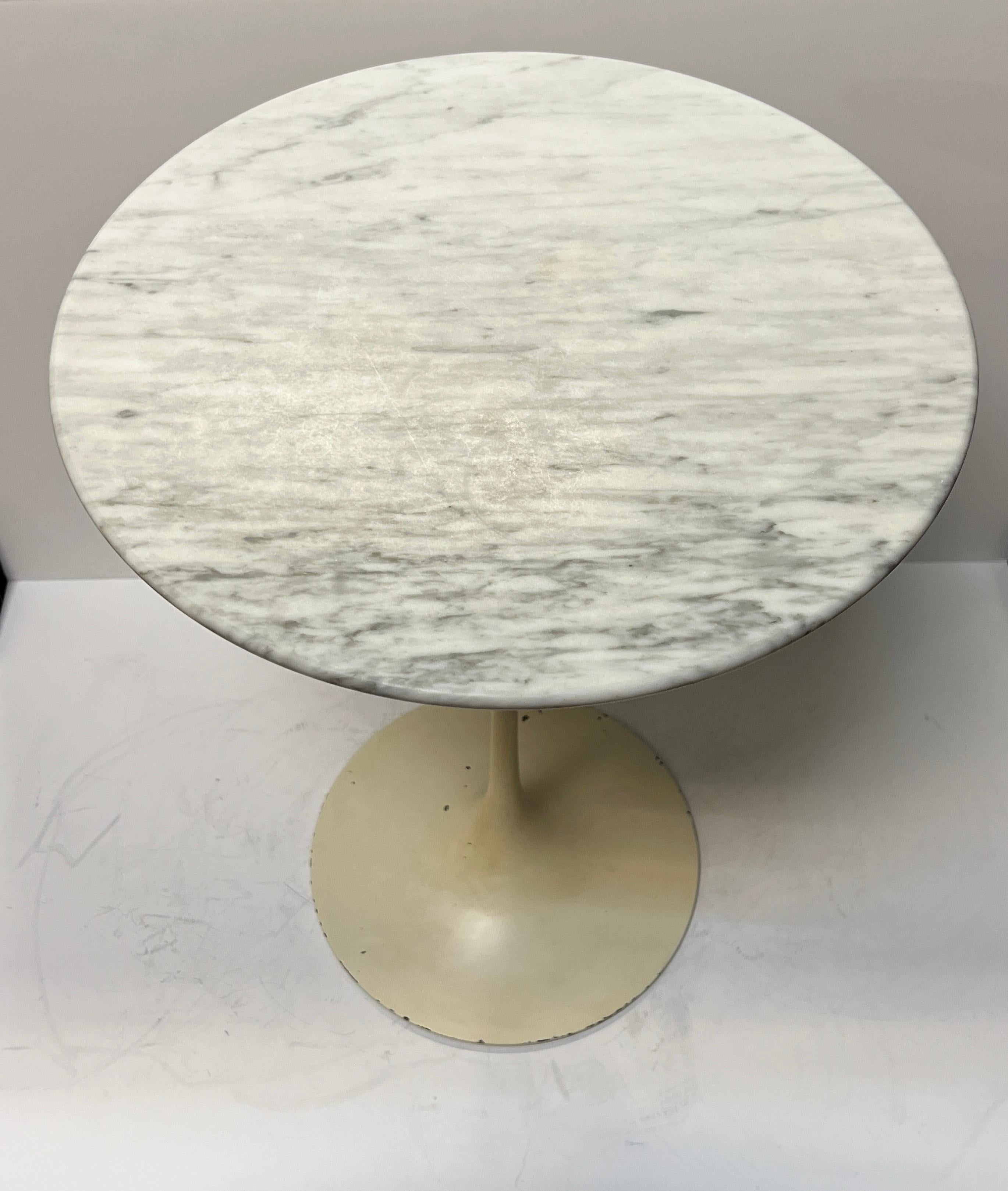 Americano Tavolino circolare Tulip con piano in marmo di Eero Saarinen, circa anni '60/'70 in vendita