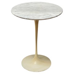 Tulpe Runder Beistelltisch mit Marmorplatte von Eero Saarinen CIRCA 1960er / 1970er Jahre