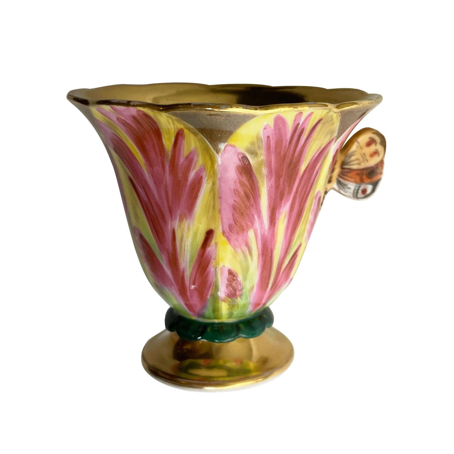 Tasse en forme de tulipe et sa soucoupe en porcelaine de Paris. Pièces peintes à la main avec de jolies nuances de violet et de blanc, en forme de fleur de tulipe. Pièce très délicate avec une anse en forme de papillon, aux bords légèrement