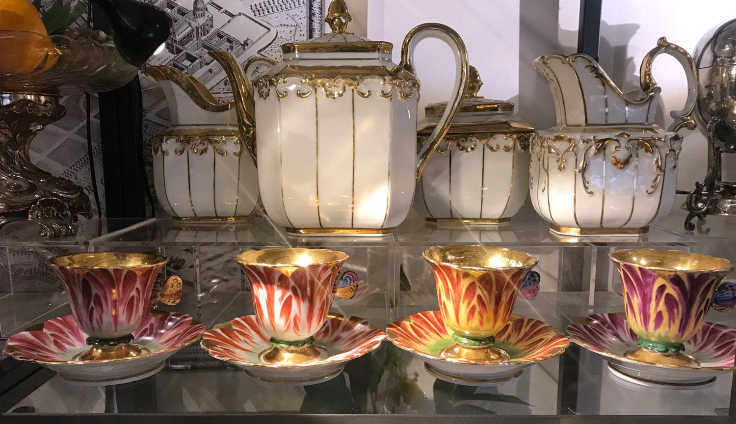 Tulpen-Couchtisch aus vergoldetem Pariser Porzellan von Flamen-Fleury im Angebot 2