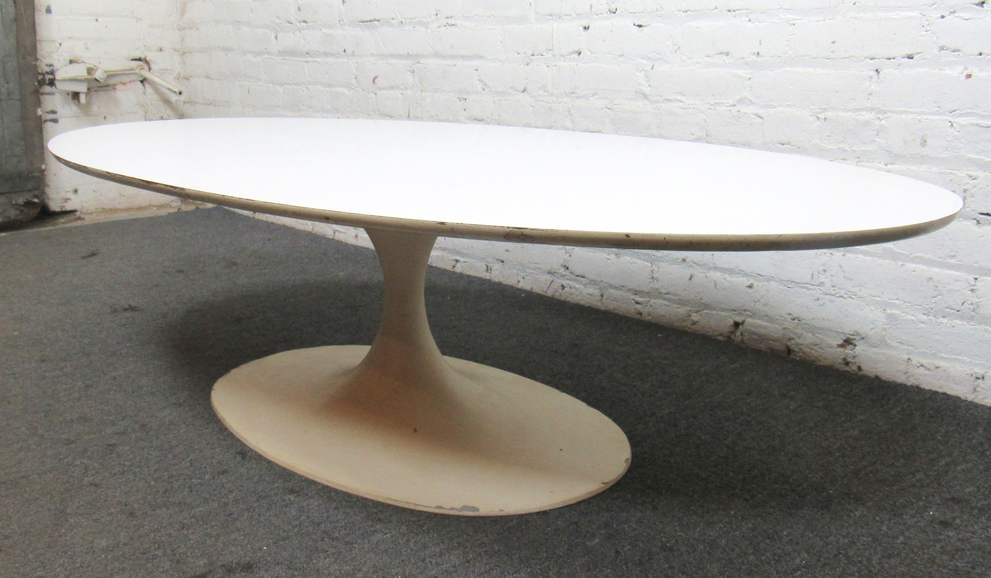 Tulip Coffee Table In Good Condition For Sale In Brooklyn, NY
