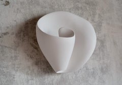 Scultura contemporanea da parete Tulip in gesso bianco, Hannah Woodhouse