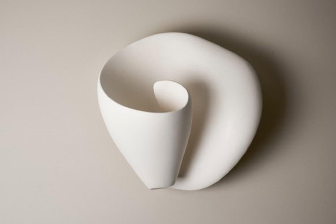 Sculpture murale contemporaine Tulip en plâtre blanc, Hannah Woodhouse