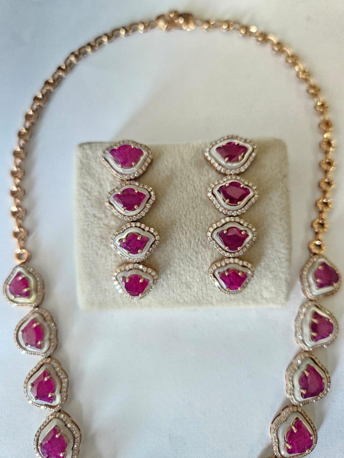 Collier et boucles d'oreilles tulipe en rubis, nacre et diamants du Mozambique en vente 5