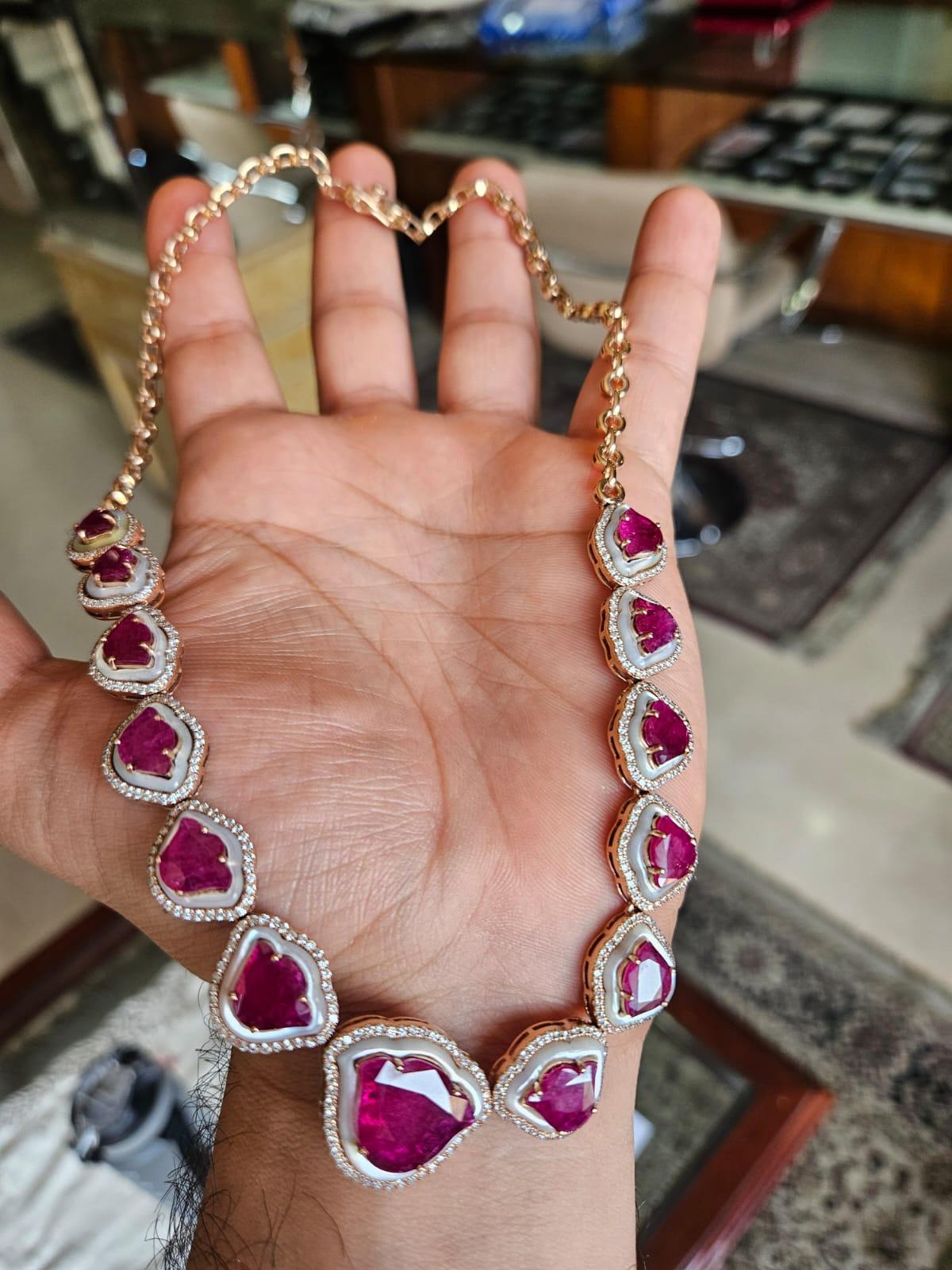 Collier et boucles d'oreilles tulipe en rubis, nacre et diamants du Mozambique en vente 8