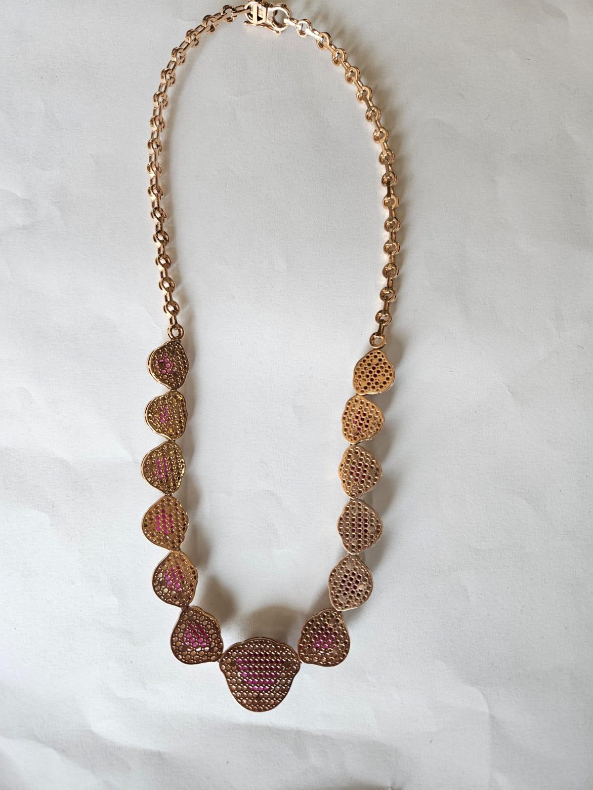 Collier et boucles d'oreilles tulipe en rubis, nacre et diamants du Mozambique en vente 9