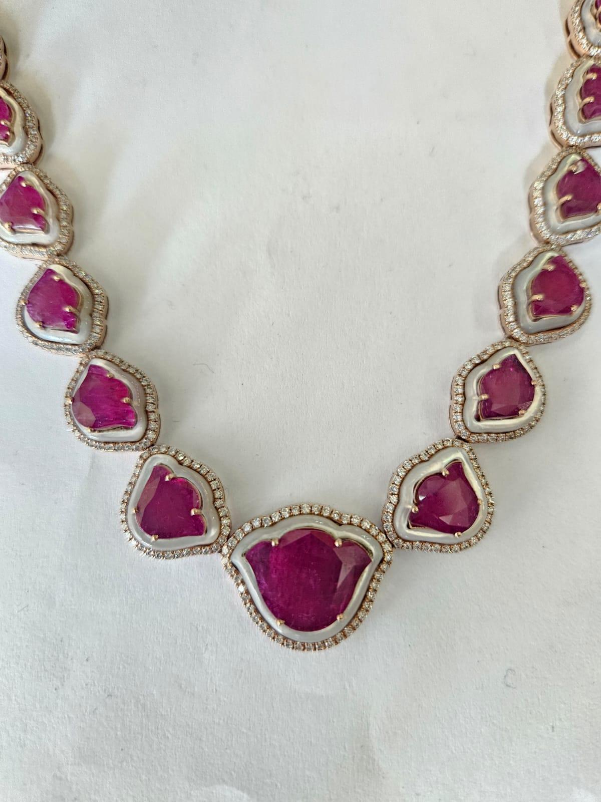 Collier et boucles d'oreilles tulipe en rubis, nacre et diamants du Mozambique en vente 10
