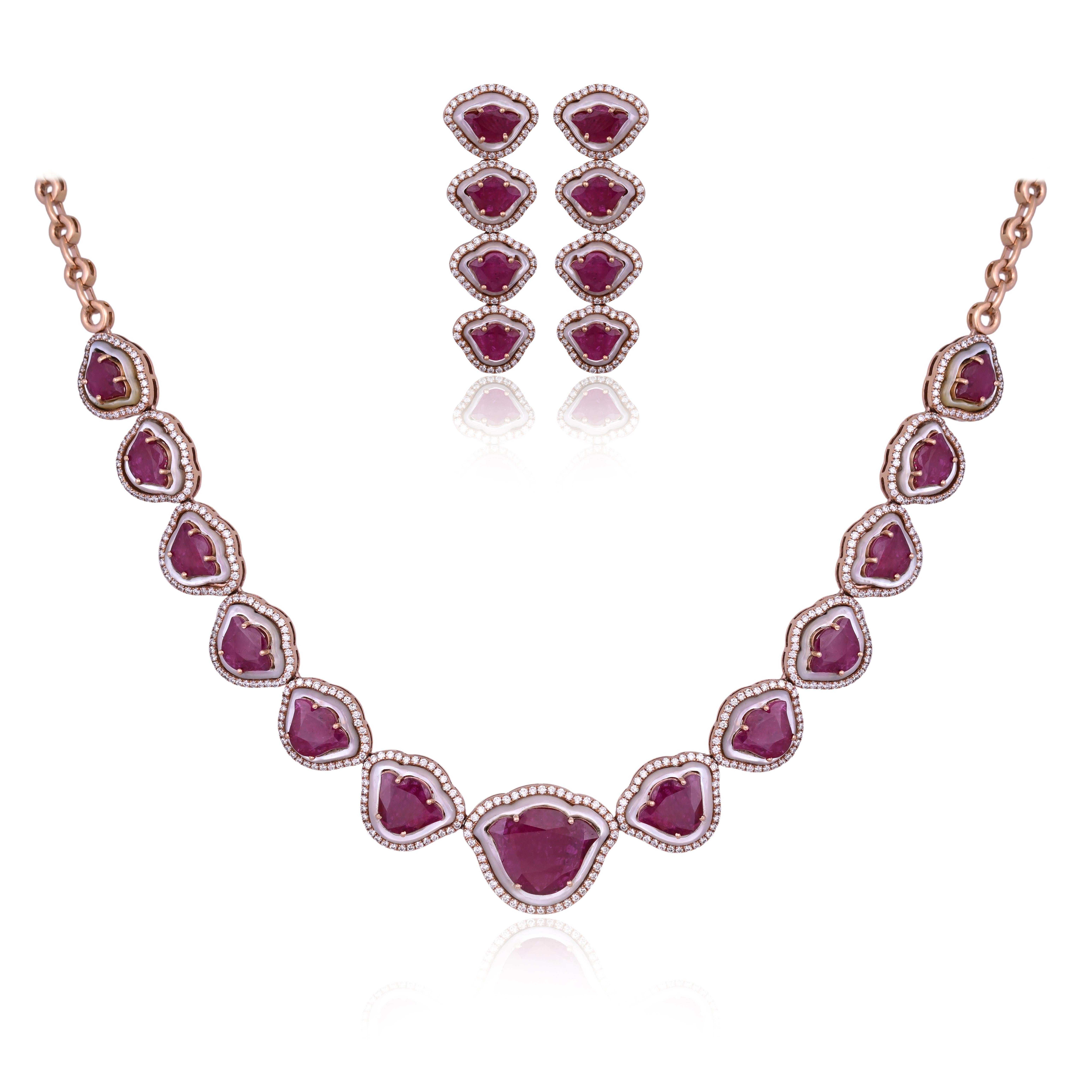 Magnifique collier et boucles d'oreilles en or rose 18 carats et diamants naturels, de style moderne, sertis de rubis et de nacre. Le poids combiné des rubis est de 22.25 carats. Les rubis sont entièrement naturels, sans aucun traitement, et sont