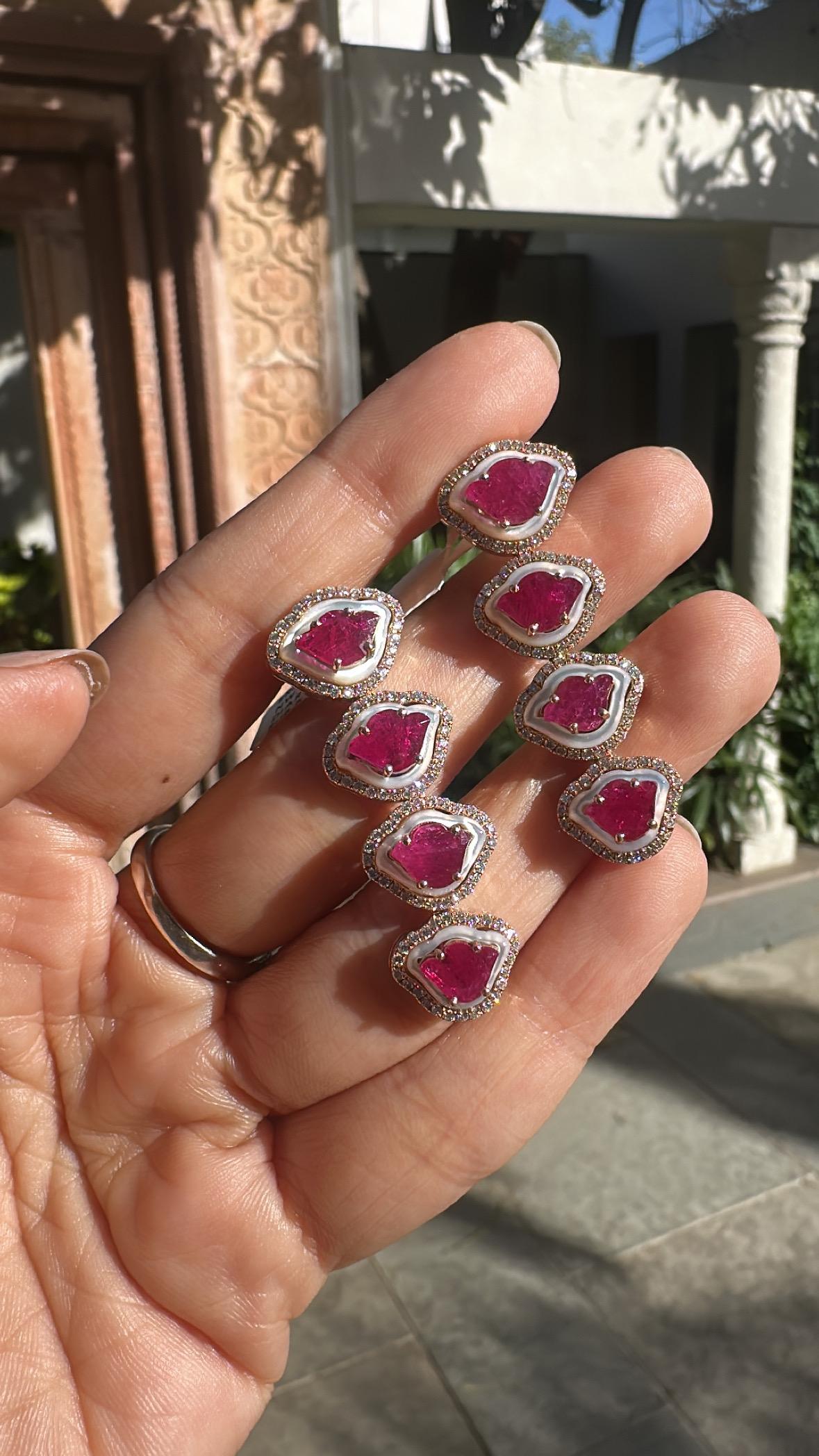 Collier et boucles d'oreilles tulipe en rubis, nacre et diamants du Mozambique en vente 1