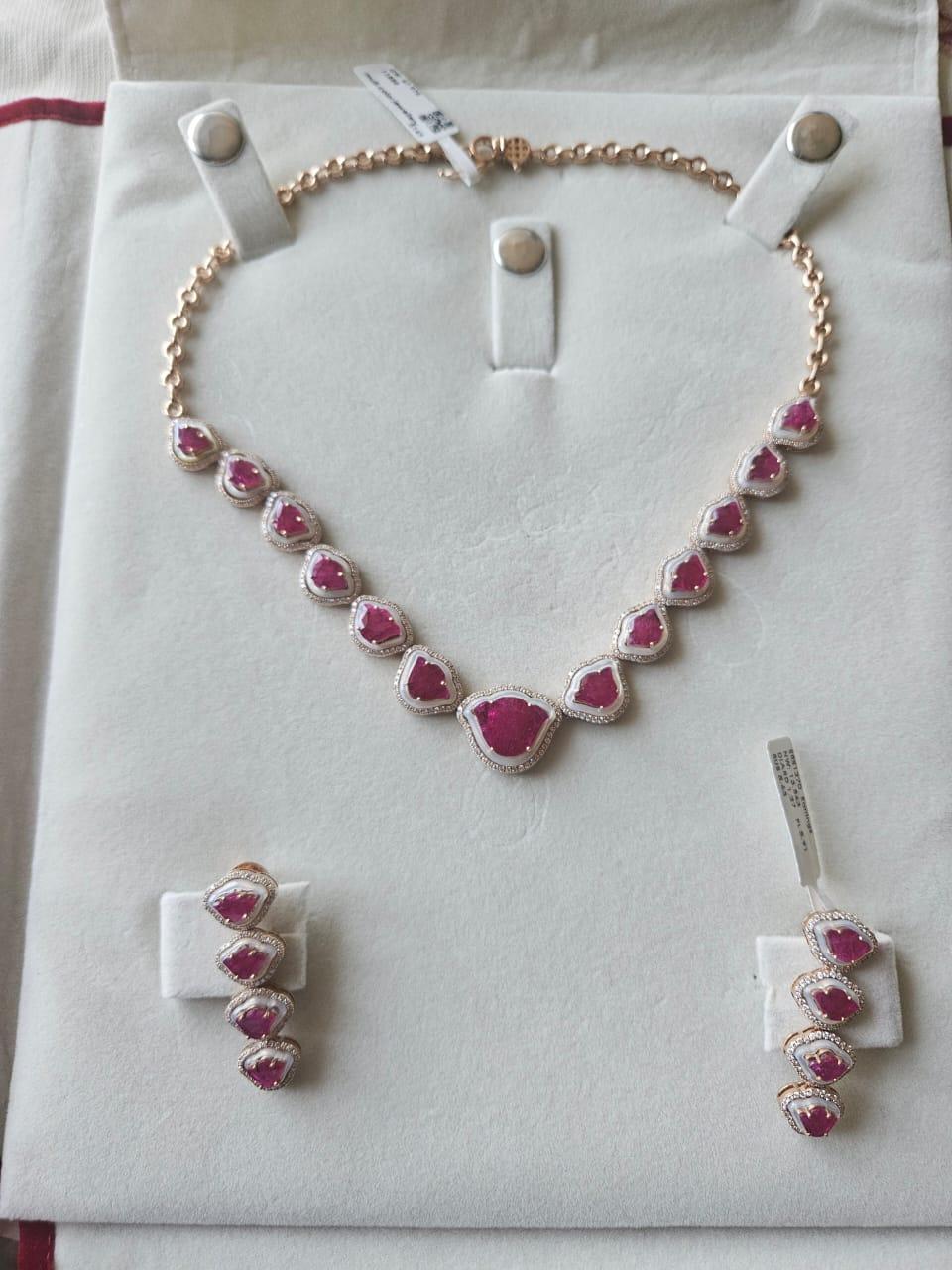 Collier et boucles d'oreilles tulipe en rubis, nacre et diamants du Mozambique en vente 3
