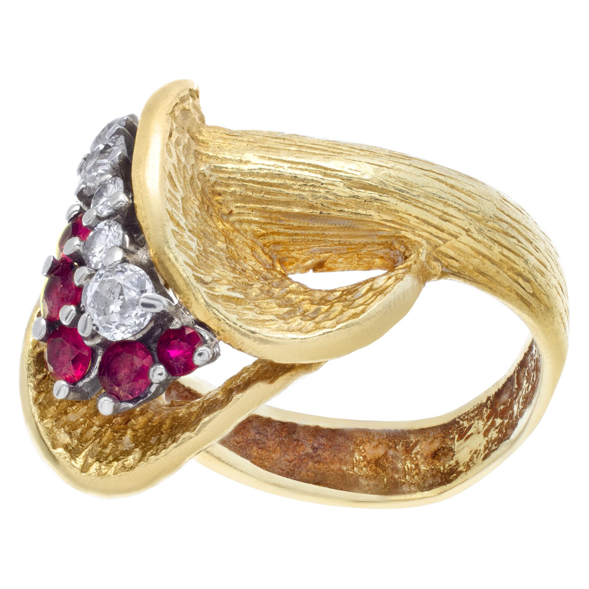 Ring aus 18 Karat Gelbgold mit Rubin und Diamant im Tulpendesign und Rubin im Zustand „Hervorragend“ im Angebot in Surfside, FL