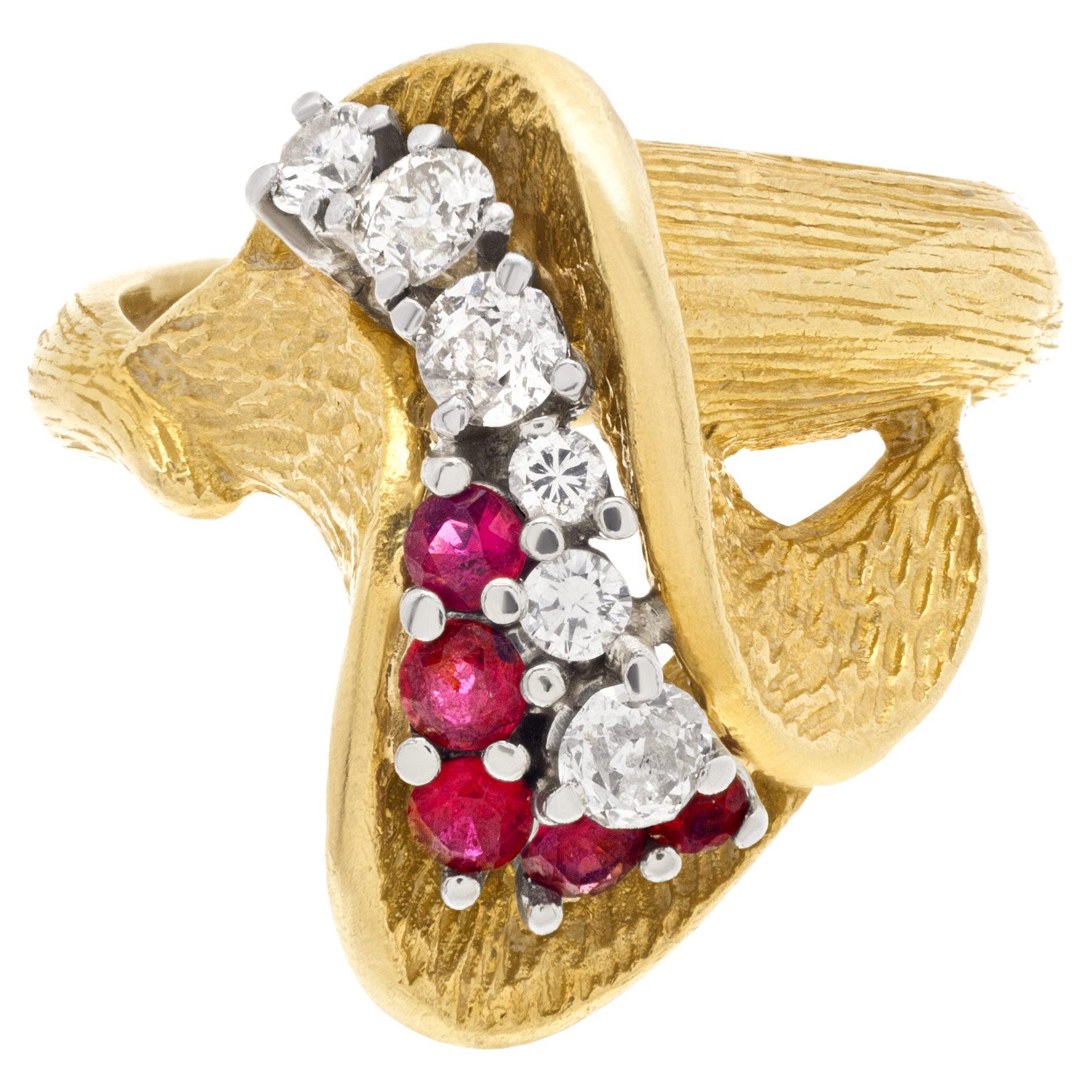 Ring aus 18 Karat Gelbgold mit Rubin und Diamant im Tulpendesign und Rubin im Angebot