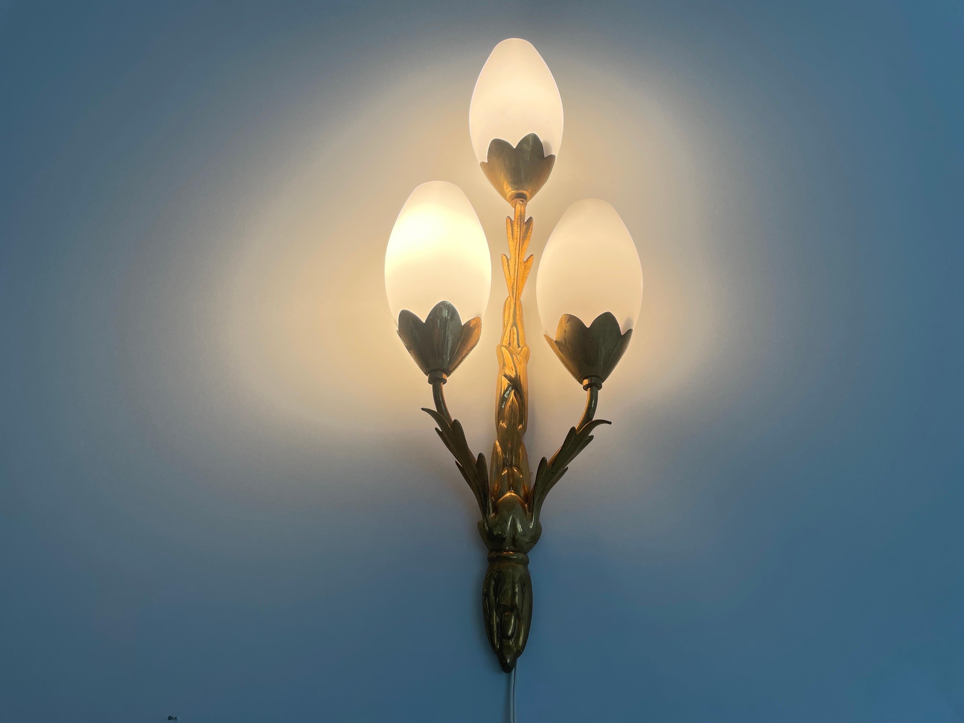 Tulip Design Triplet Glass Shade and Brass Body Wall Sconce, 1960s, Italy For Sale 4