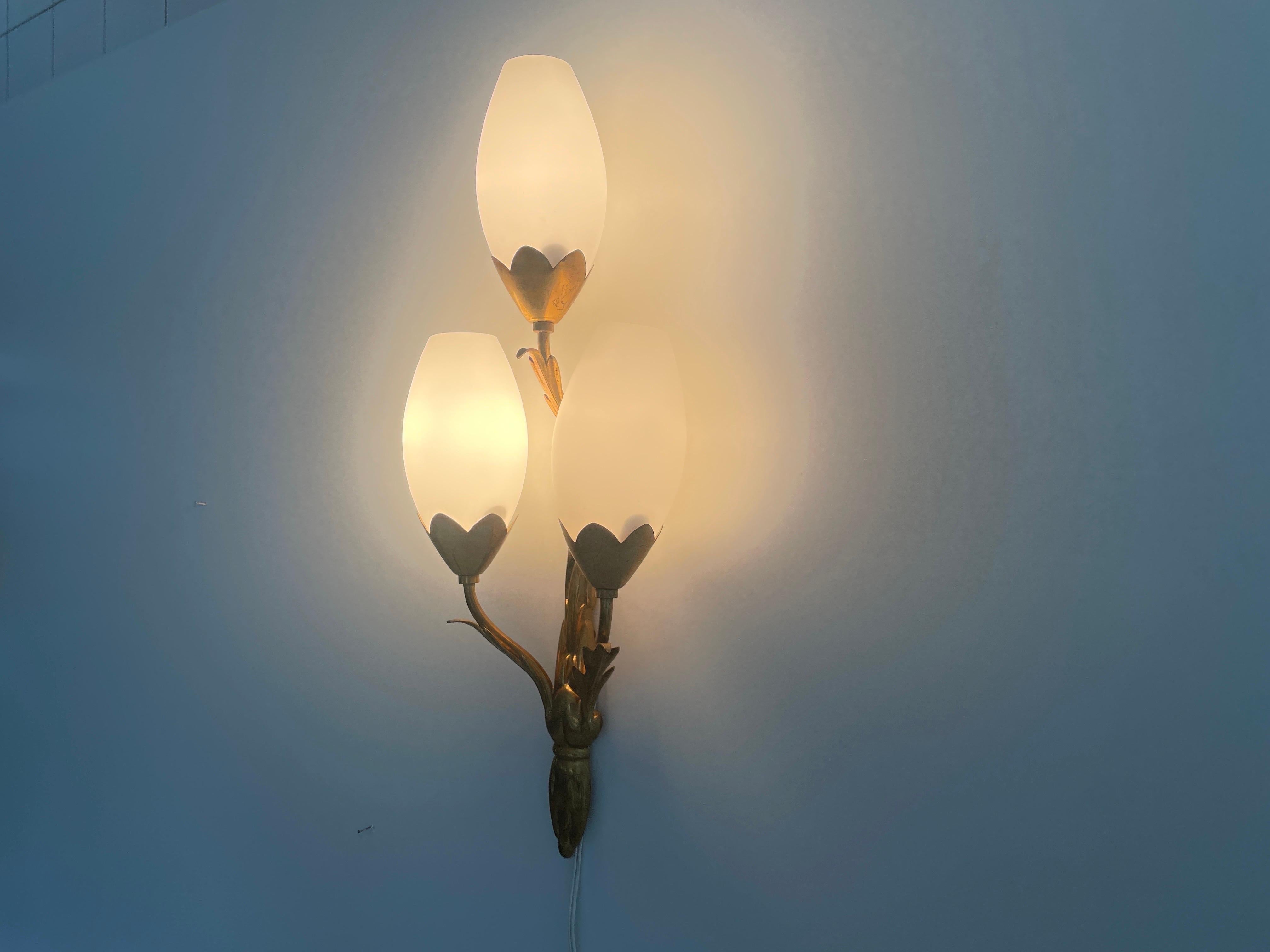 Tulip Design Triplet Glass Shade and Brass Body Wall Sconce, 1960s, Italy For Sale 5