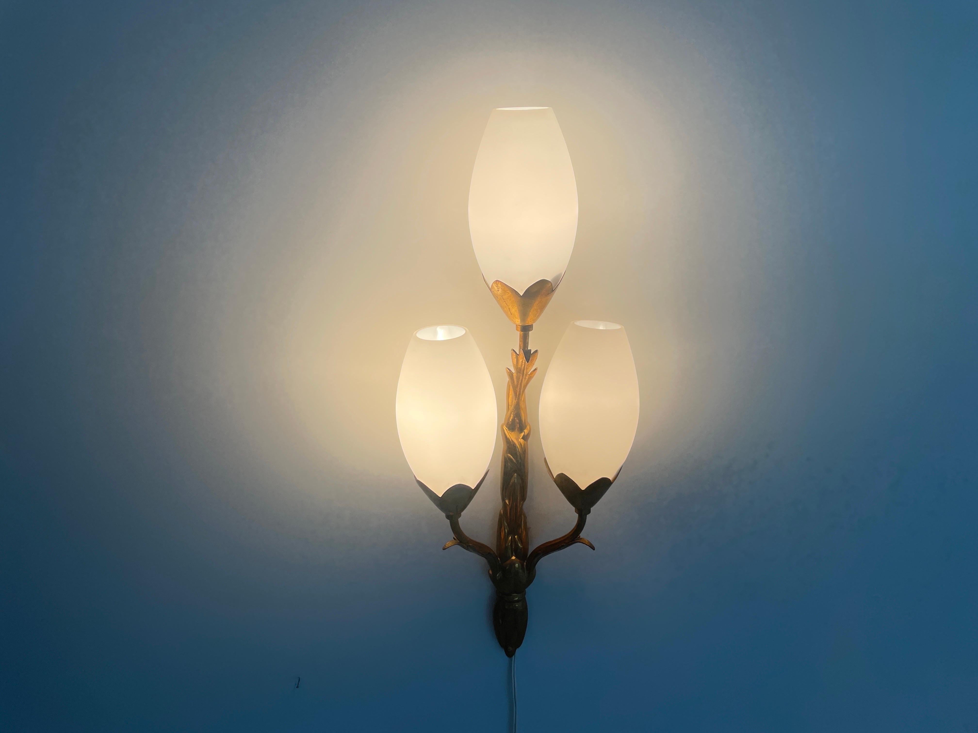 Tulip Design Triplet Glass Shade and Brass Body Wall Sconce, 1960s, Italy For Sale 8