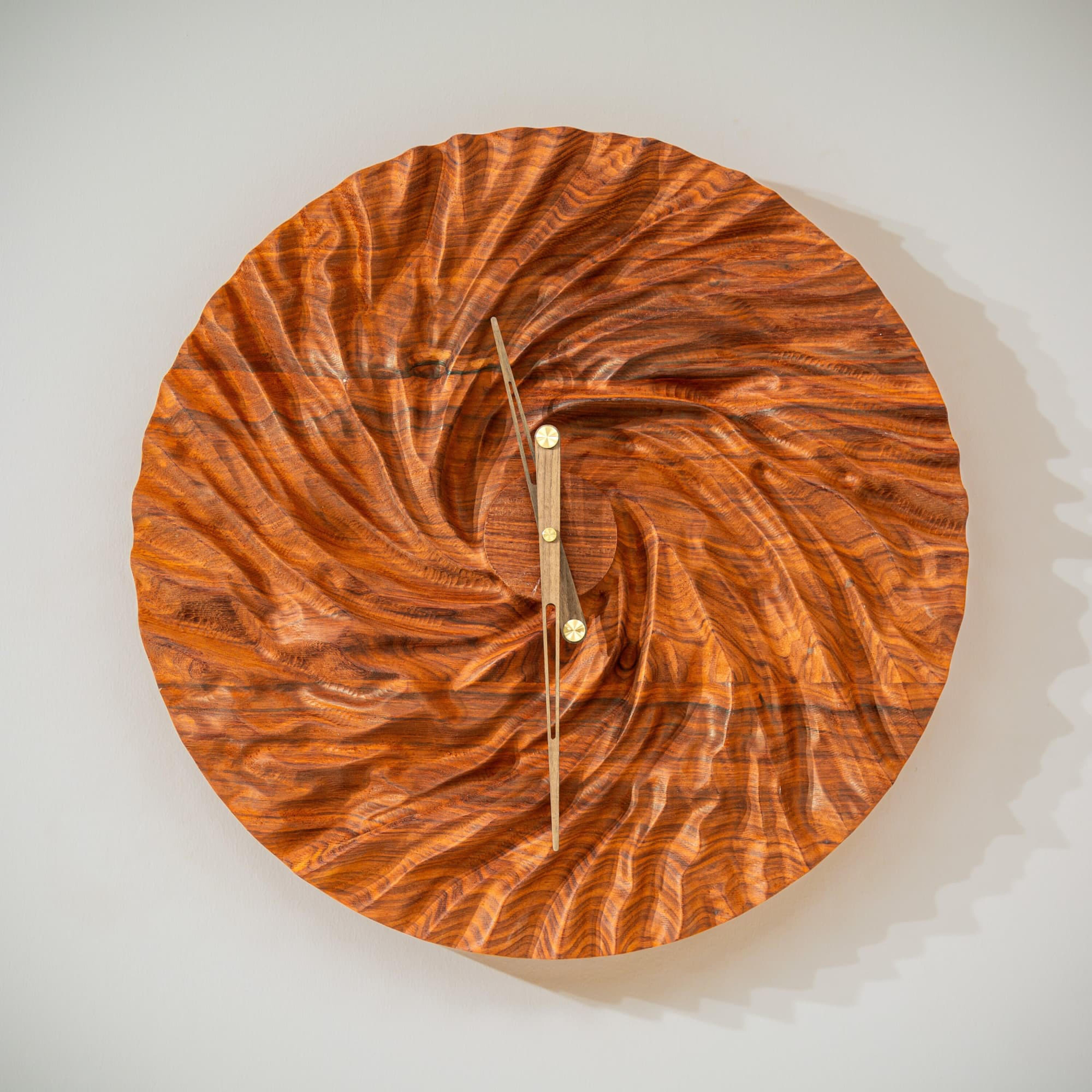 TULIP DESIGN WALNUT WALL CLOCK 

Custom sizes, colours and finishes are available!

Here's a 50 inches round clock for your wall. It's built from tough walnut wood, and the clock face is smooth with clear marks for hours and minutes.

To make it