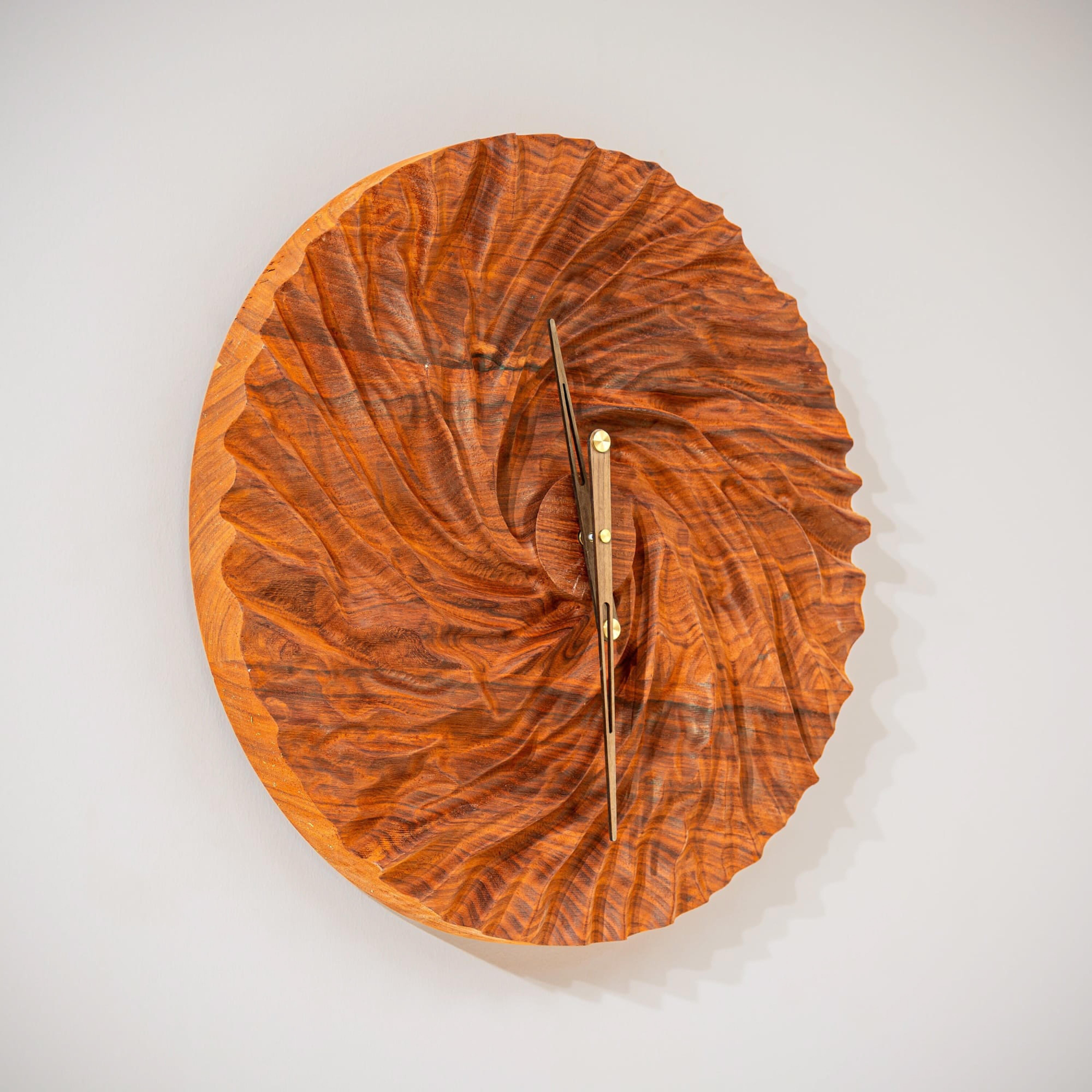 Tulip Design Wooden Wall Clock In Distressed Condition For Sale In İnegöl, TR