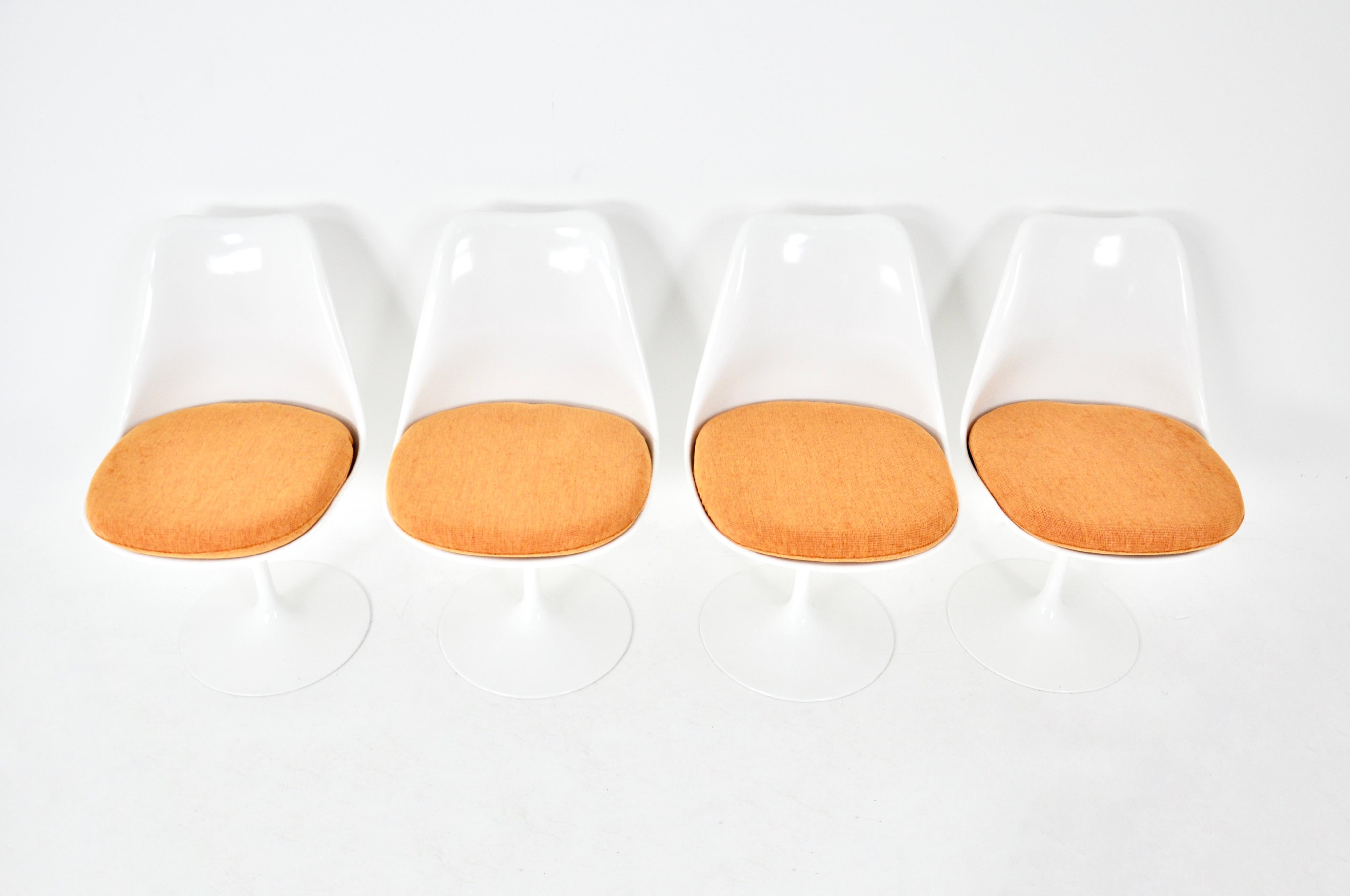 Set of 4 chairs in fiberglass, aluminium and orange fabric. Stamped Knoll. Seat height 47cm. Wear due to time and age of the chairs.
FOR SHIPPING, REQUEST US FOR RECEIVE THE BEST PRICE
