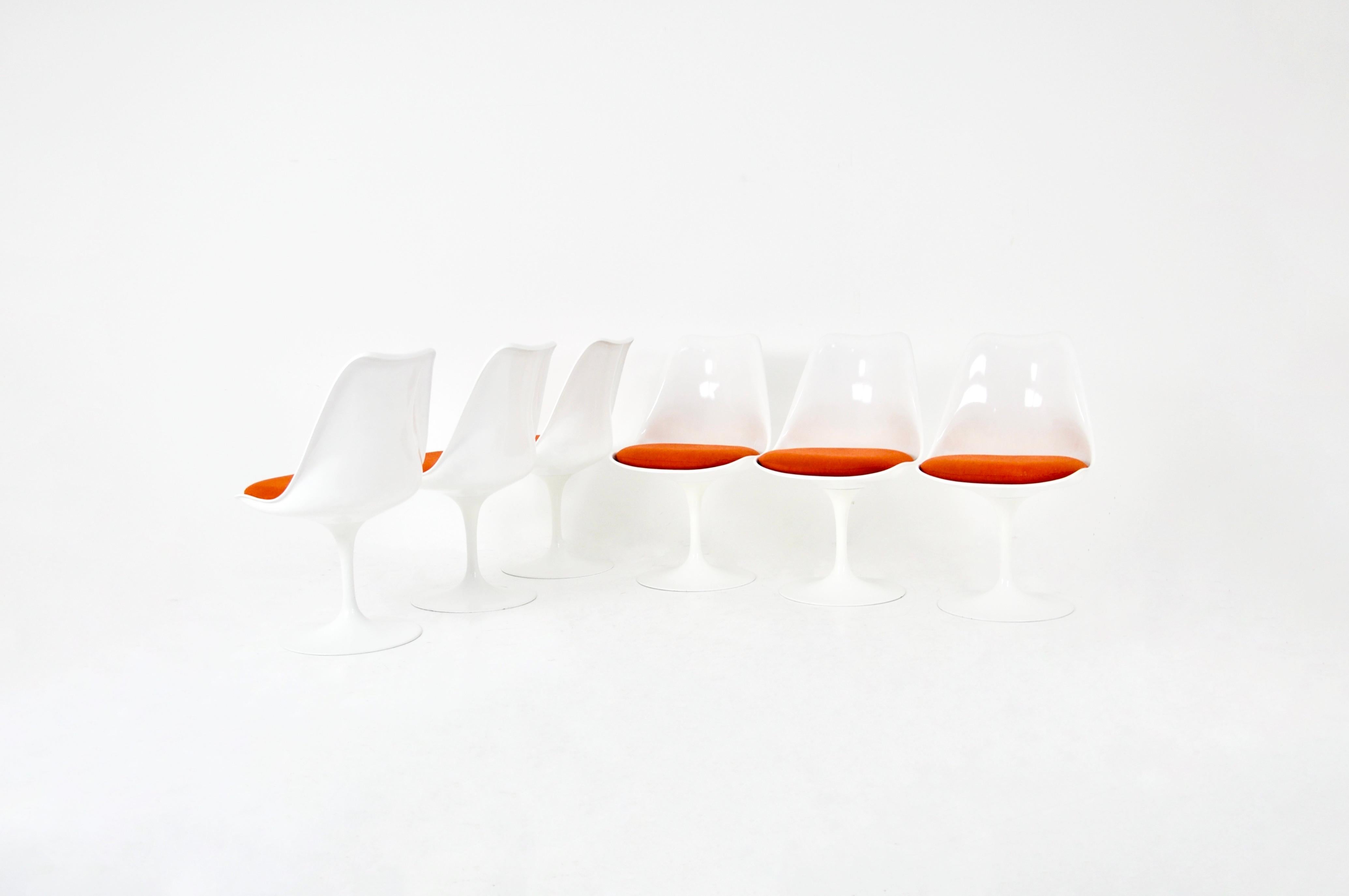 Ensemble de 6 chaises en fibre de verre, aluminium et tissu orange. Les pieds sont estampillés Knoll international. Hauteur du siège : 45 cm. Usure due au temps et à l'âge des chaises.