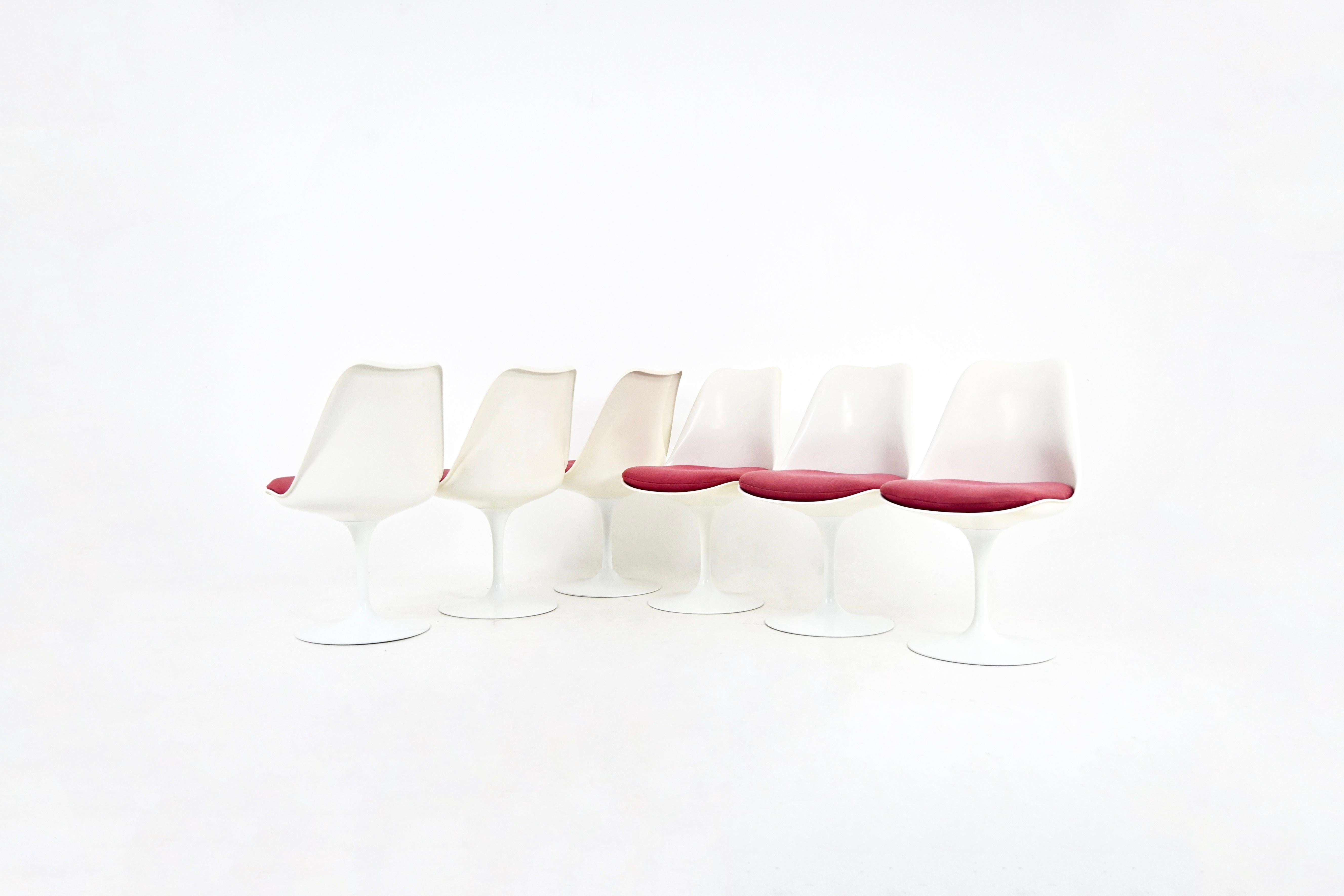 Set di 6 sedie in fibra di vetro, alluminio e tessuto rosa. Stampato Knoll. Altezza del sedile 46 cm. Usura dovuta al tempo e all'età delle sedie.
PER LA SPEDIZIONE, RICHIEDICI DI RICEVERE IL MIGLIOR PREZZO
