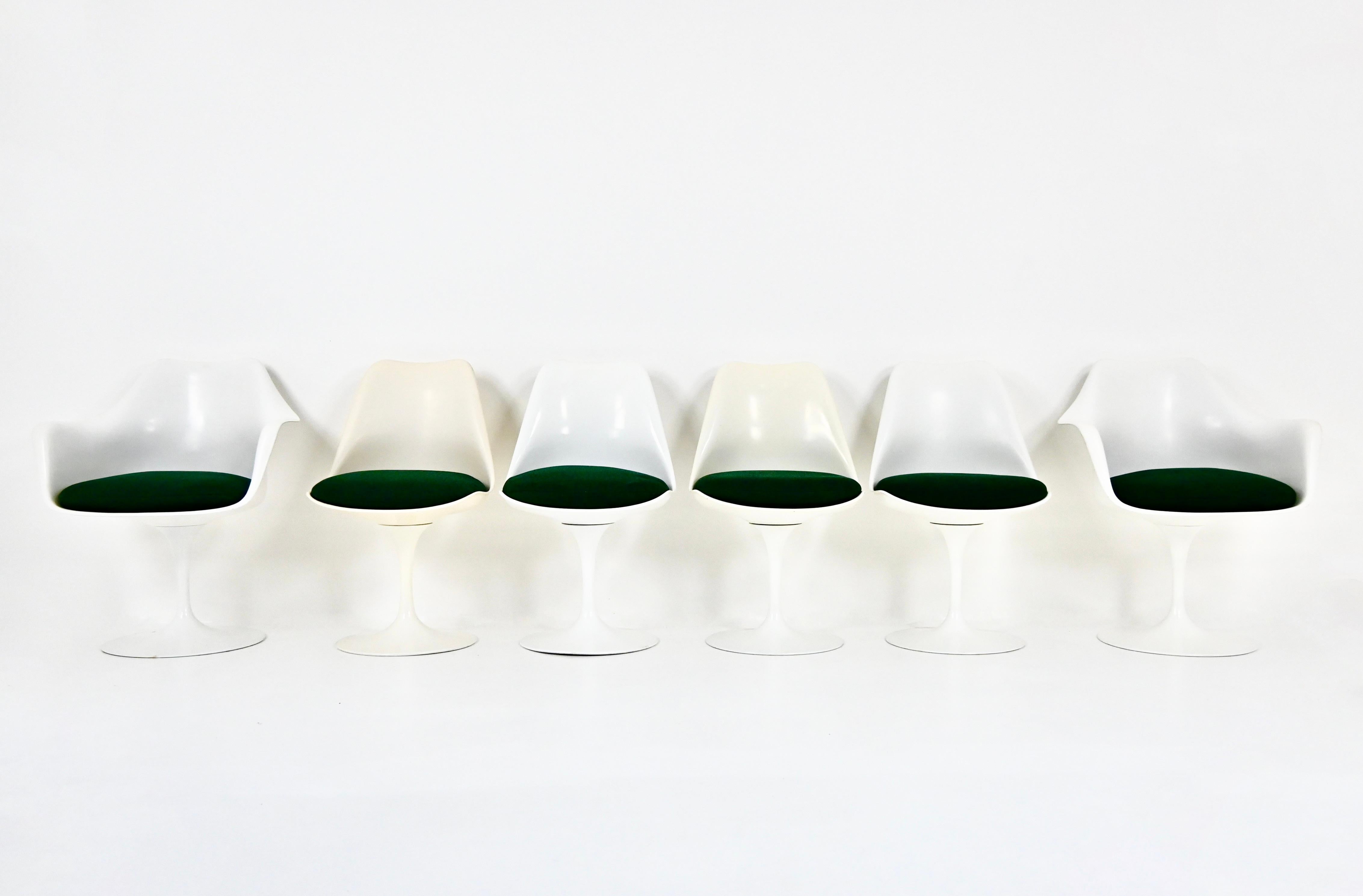Set of 4 chairs and 2 armchairs in fibreglass, aluminium and green fabric. The chairs turn but the armchairs do not. Stamped Knoll. Seat height: 47 cm. Armchair width: 67 cm. Wear due to time and age of chairs.
FOR SHIPPING, REQUEST US FOR RECEIVE