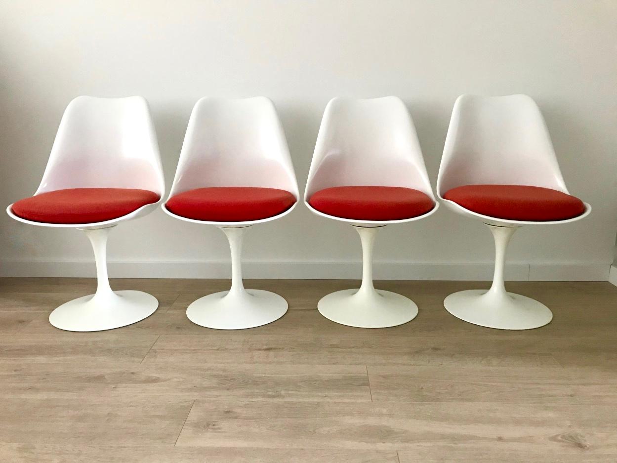Sophisticated tulip dining table with 4 matching Tulip chairs by Finnish designer Eero Saarinen for Knoll International, 1990s. The table has a Laminate wooden top and aluminum base. The fiberglass chairs have the original cushions and a great sit.