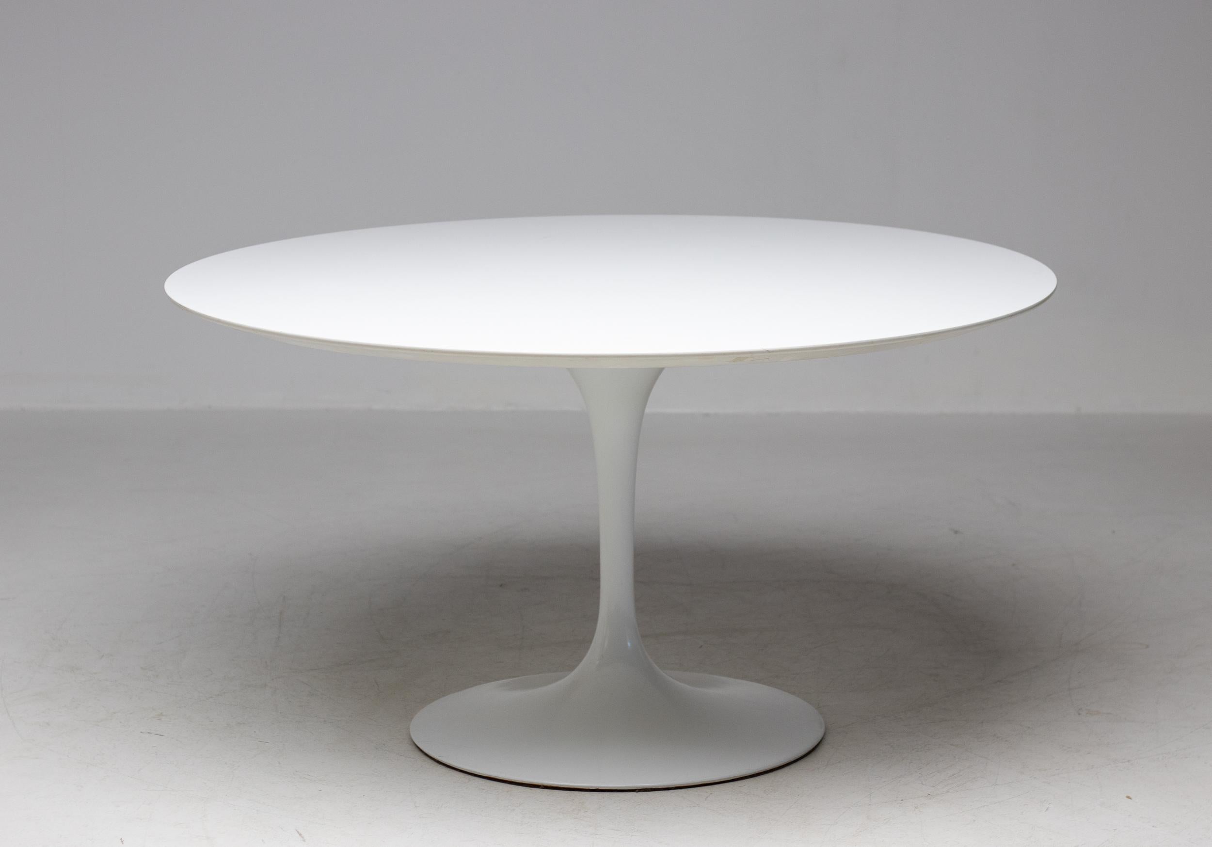 Classic large white Tulip dining table with 5 Tulip chairs designed by Eero Saarinen for Knoll International.
A defining accomplishment of modern design and a timeless addition to your home—a true Classic.
Logo embossed in pedestal bottom. Knoll tag