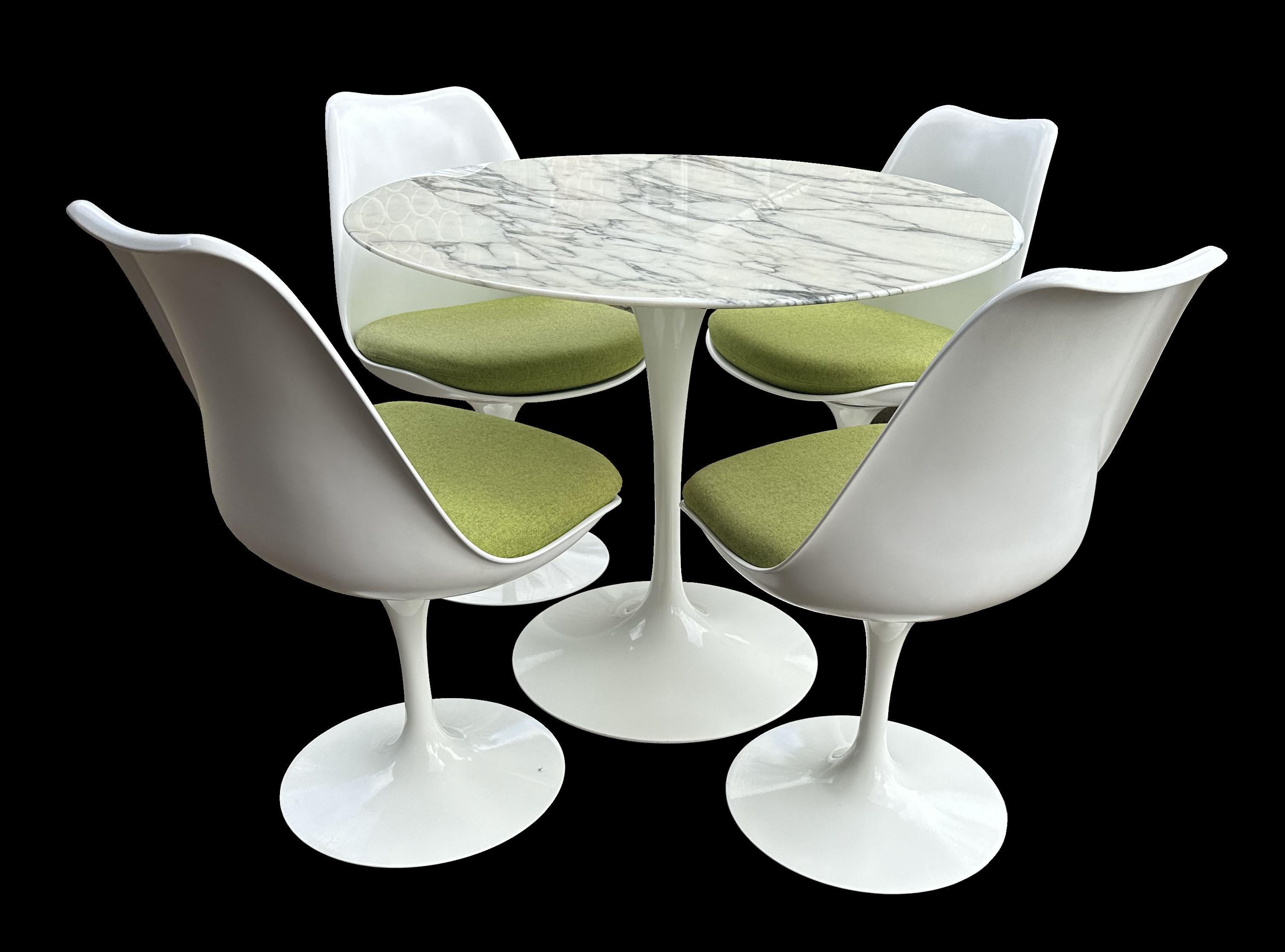 Ein wirklich gutes Beispiel für eine von Knoll produzierte Tulpengarnitur von Eero Saarinen.
Der Tisch mit Calacatta-Platte und die vier Drehstühle mit originalen grünen Knoll-Stoffpolstern sind in einem sehr guten Zustand.
Der Tisch ist 72 cm hoch