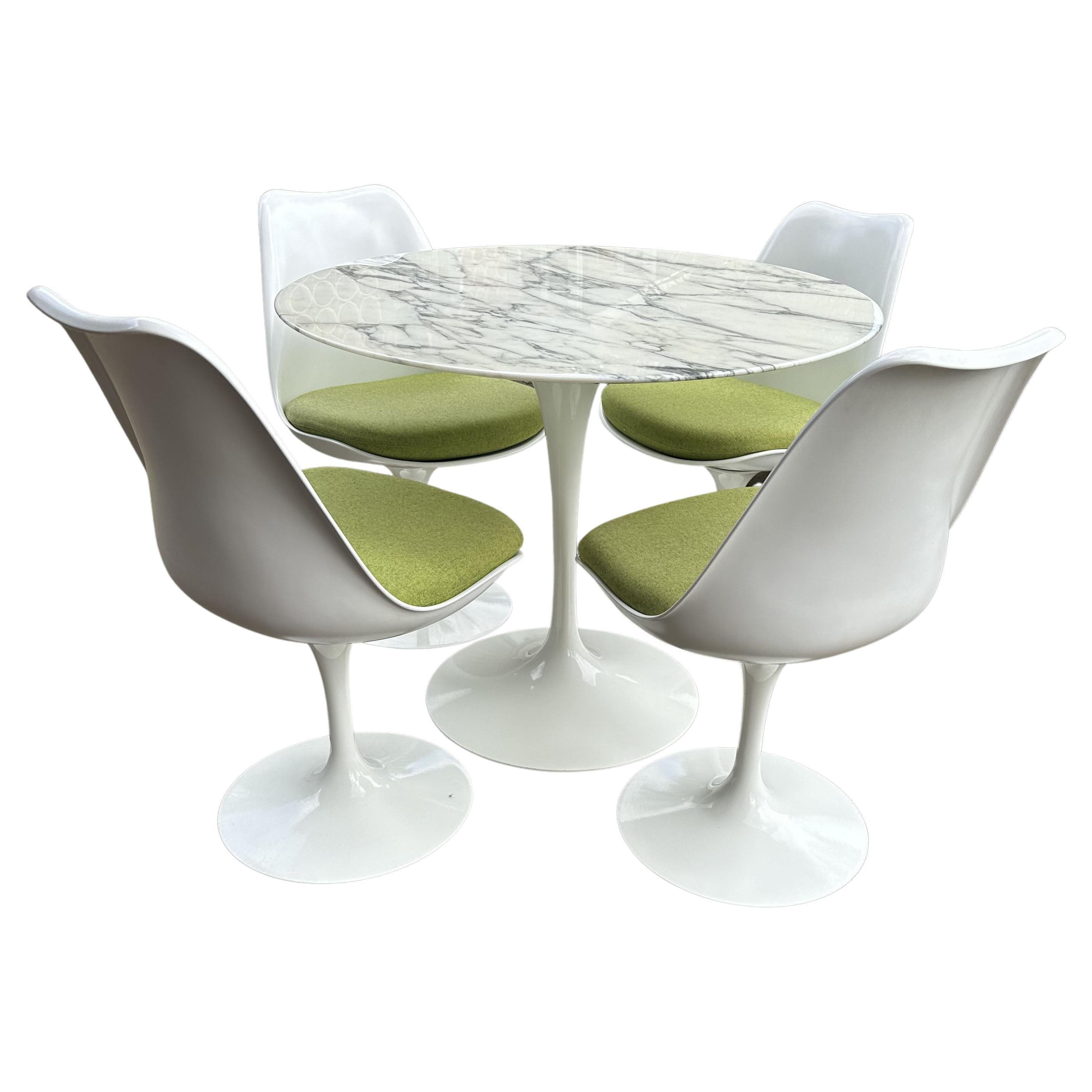 Tulpen-Esszimmergarnitur aus Marmortisch mit Marmorplatte und 4 Drehstühlen von Saarinen für Knoll im Angebot