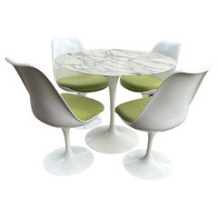 Conjunto de comedor Tulip de mesa con tapa de mármol y 4 sillas giratorias de Saarinen para Knoll