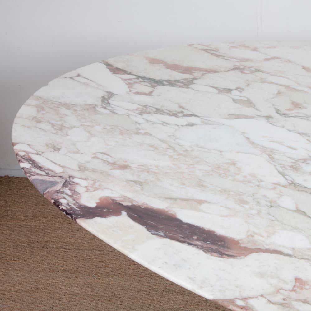 Italian Tulip Dining table by Eero Saarinen for Knoll, 1970s For Sale