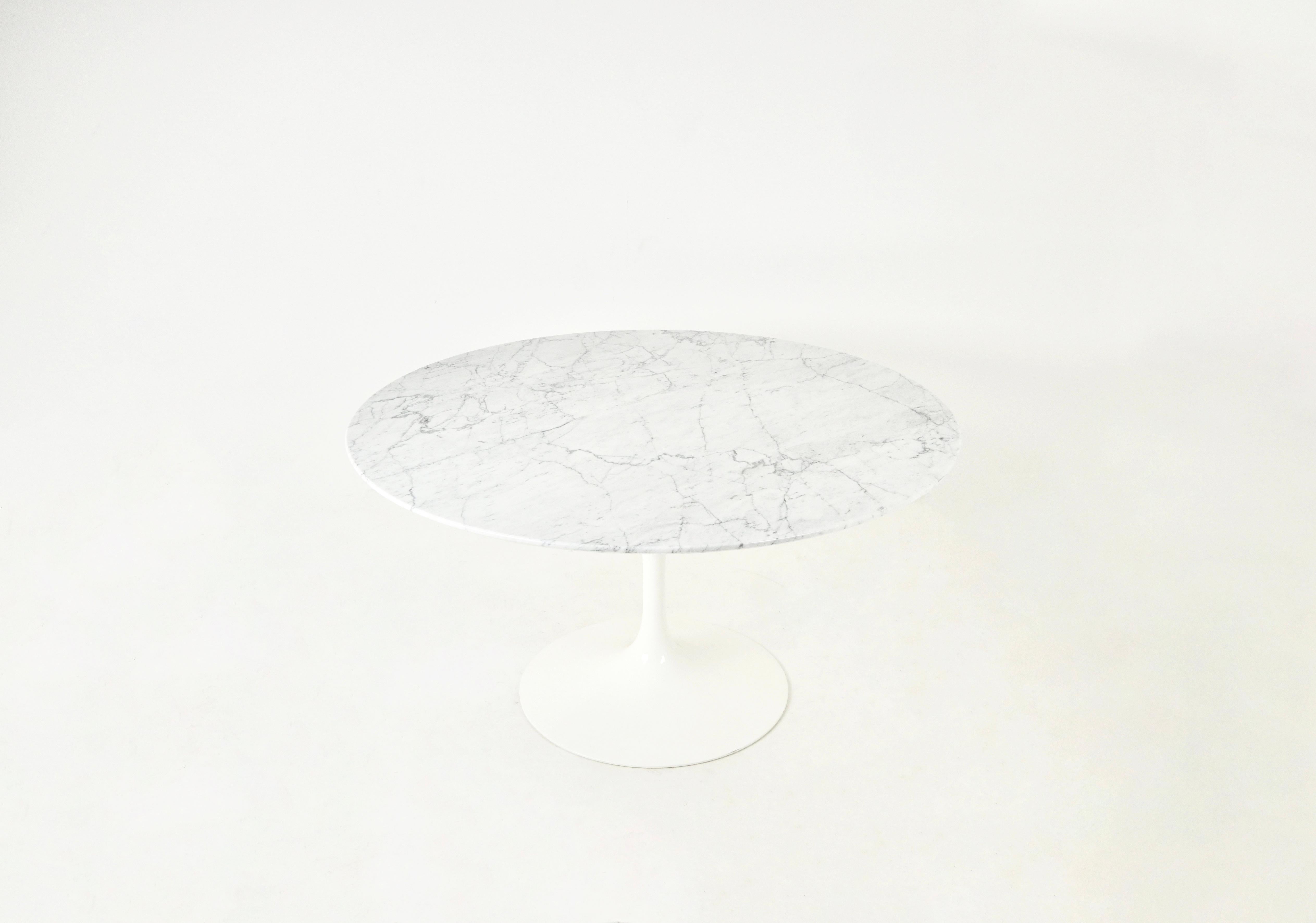 Round Table (134 cm diameter) with marble top and aluminium base designed by Eero Saarinen and produced by Knoll. Stamped Knoll under the leg and under the top. Wear due to time and age of the table.
For shipping, request us for receive the best