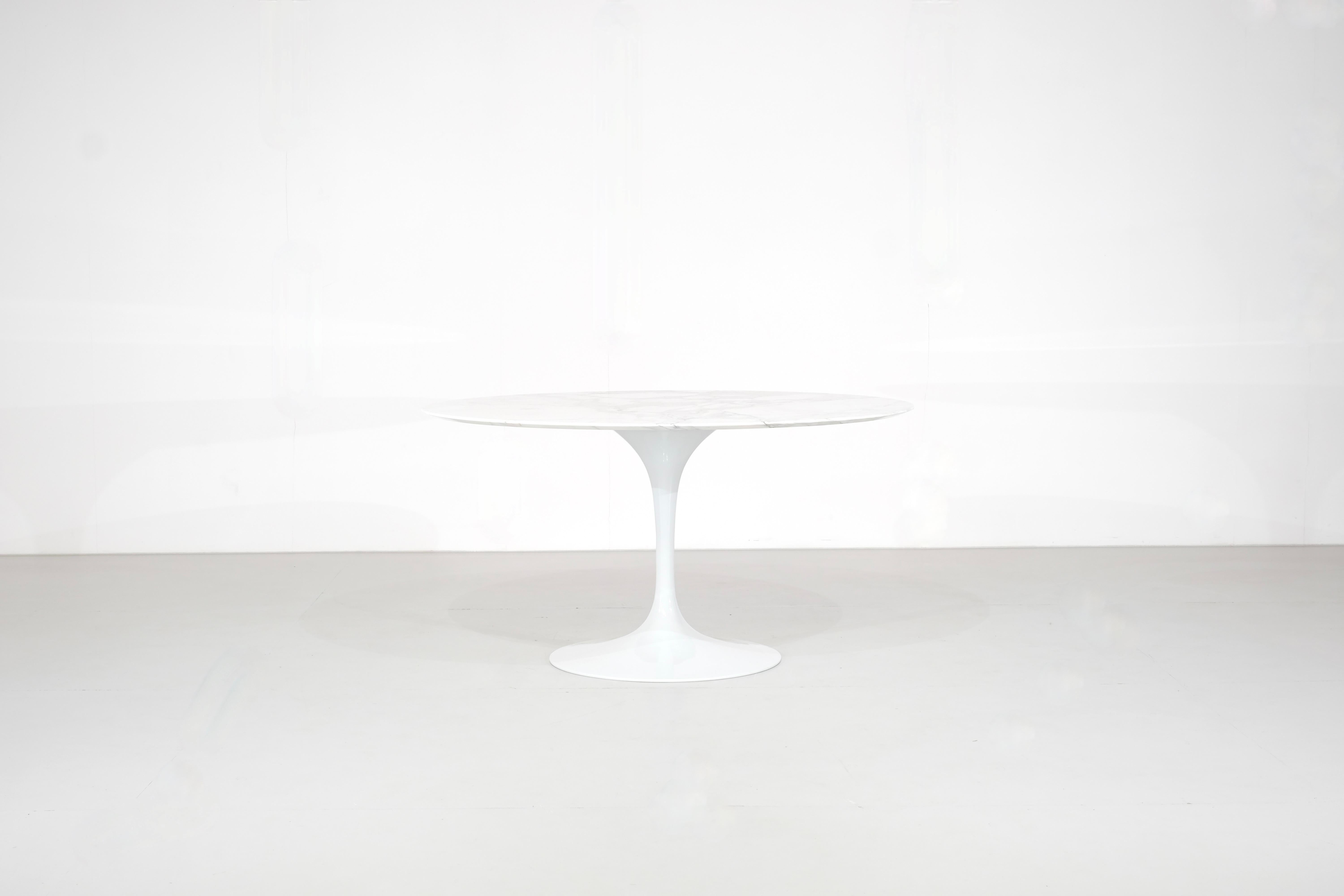 Magnificent tulip dining table by Eero Saarinen for Knoll International in the 1960s.

This iconic table is in superb condition. The veins that mark the marble are truly exceptional and give it a wonderful character.

The table's varnish has been