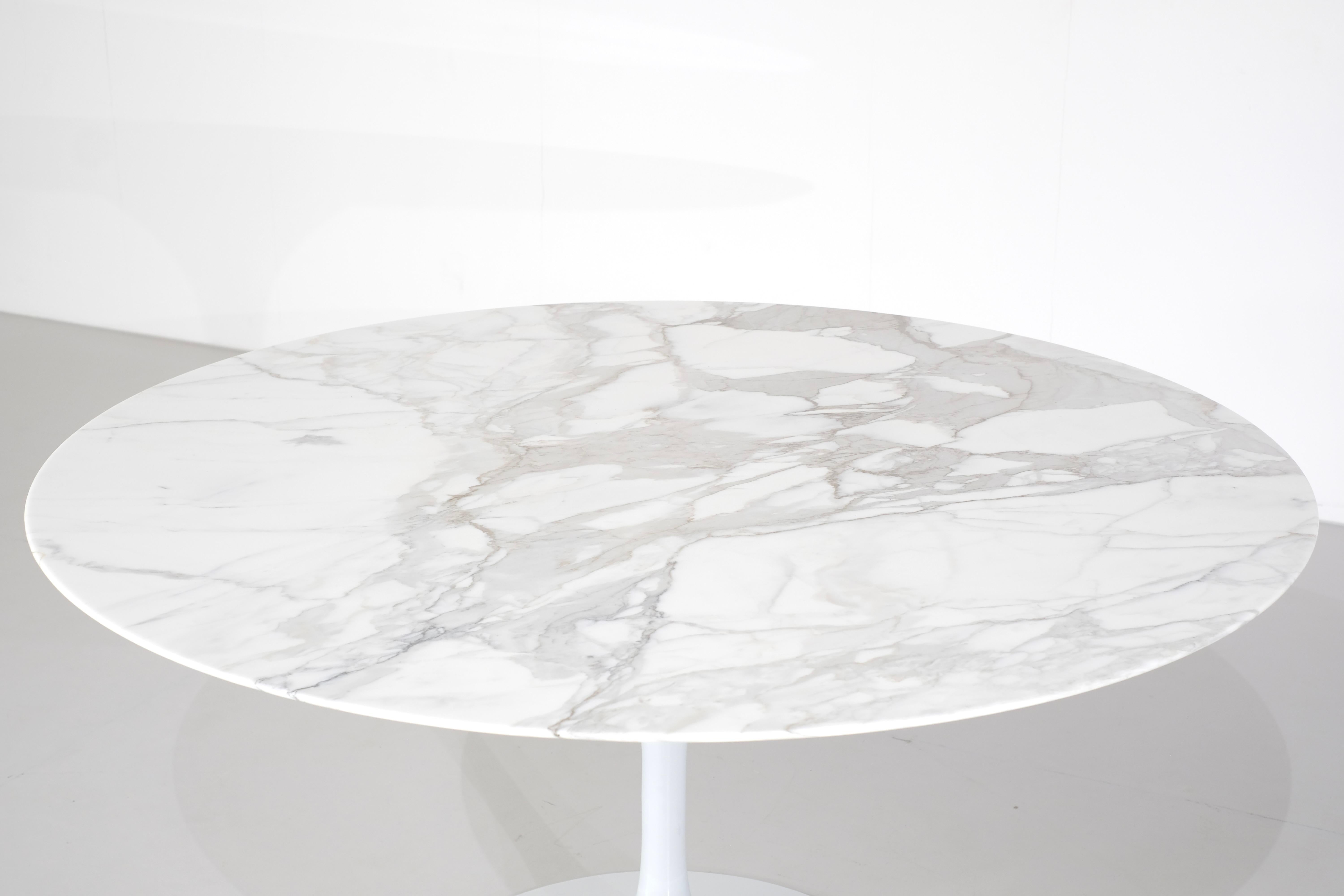 Mid-Century Modern Tulip Dining table by Eero Saarinen for Knoll International - 1960s For Sale