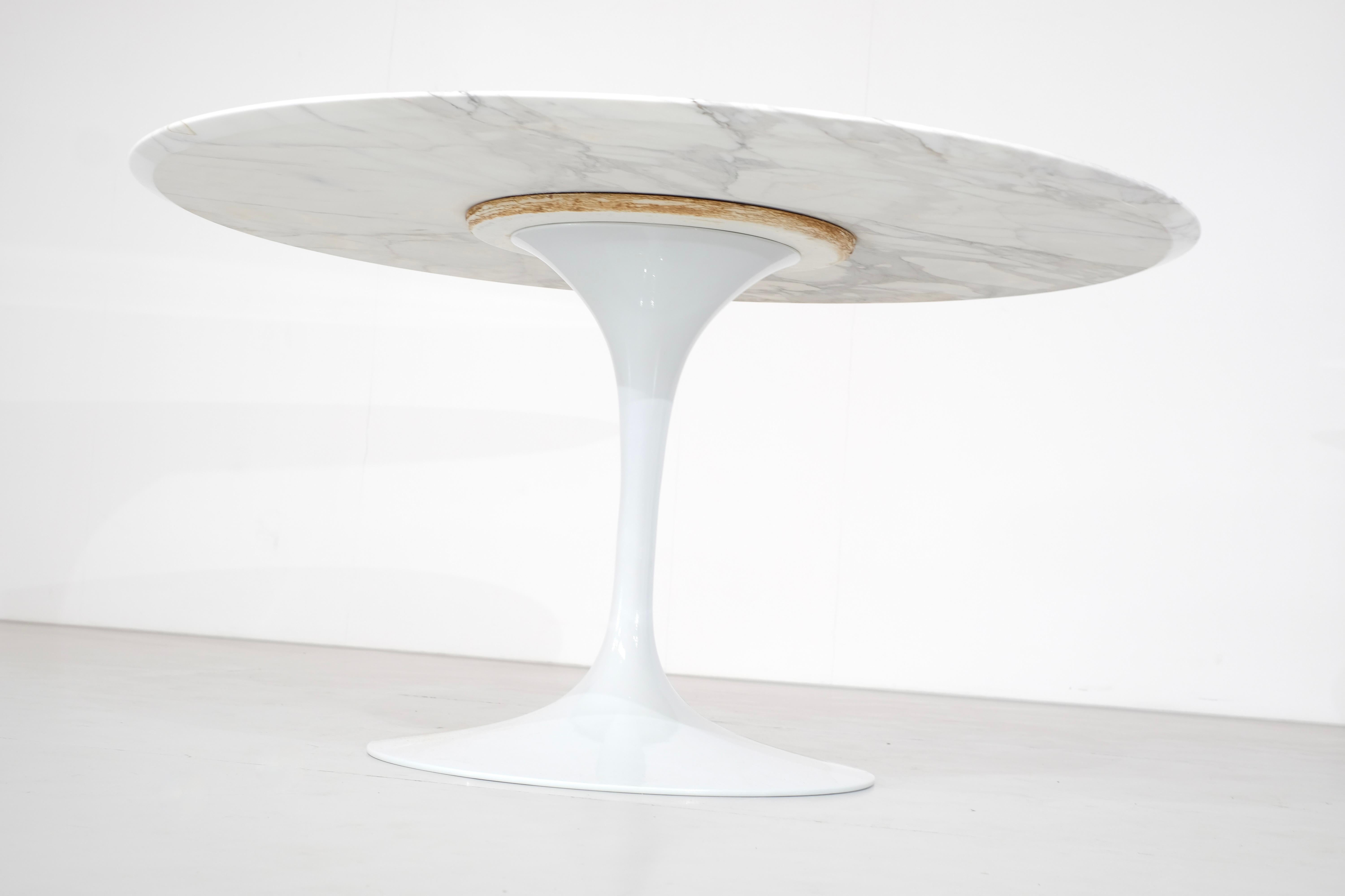 Tulip Dining table by Eero Saarinen for Knoll International - 1960s For Sale 1