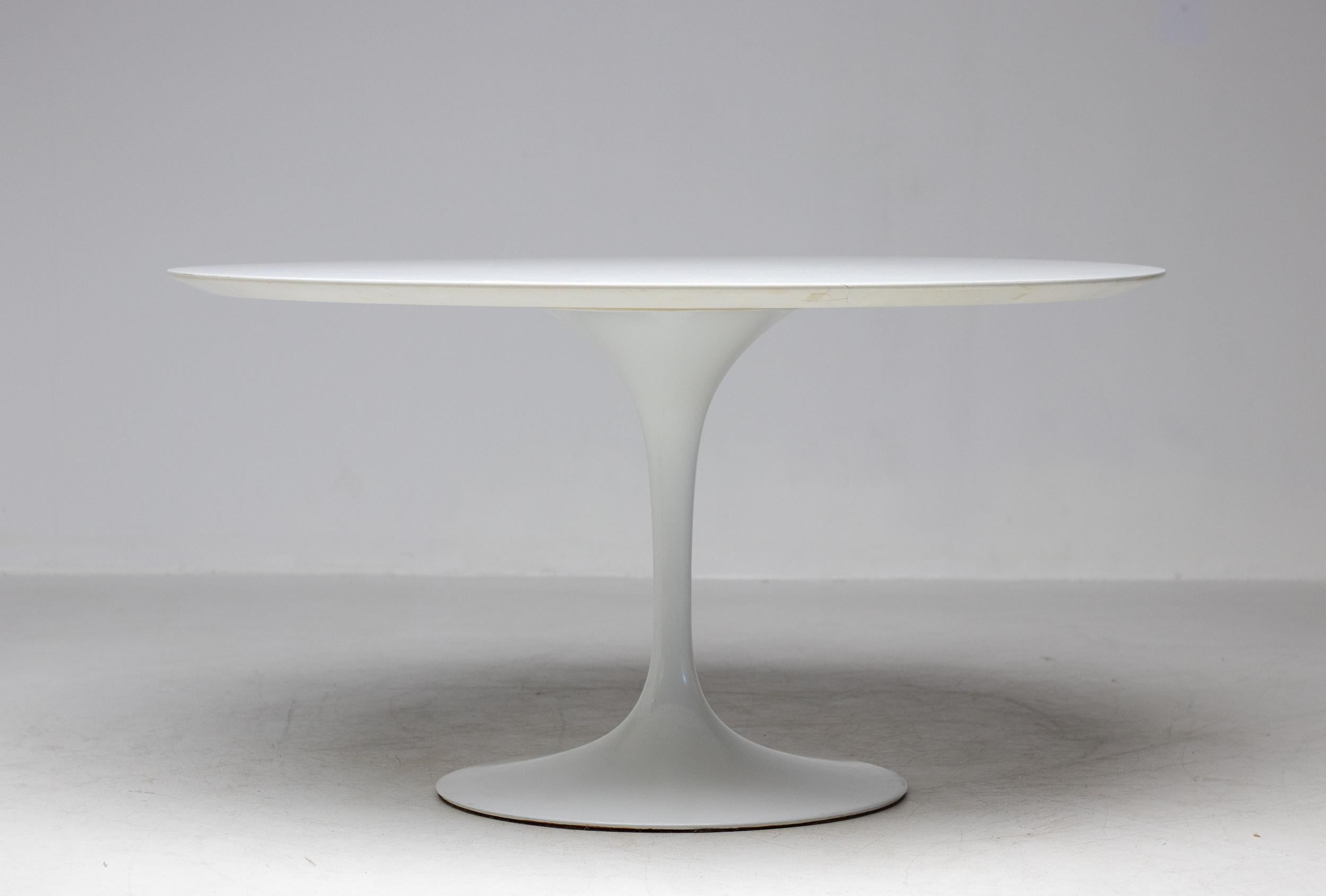 Classic large white Tulip dining table designed by Eero Saarinen for Knoll International.
A defining accomplishment of modern design and a timeless addition to your home—a true Classic.
Logo embossed in pedestal bottom. Knoll tag adhered to the