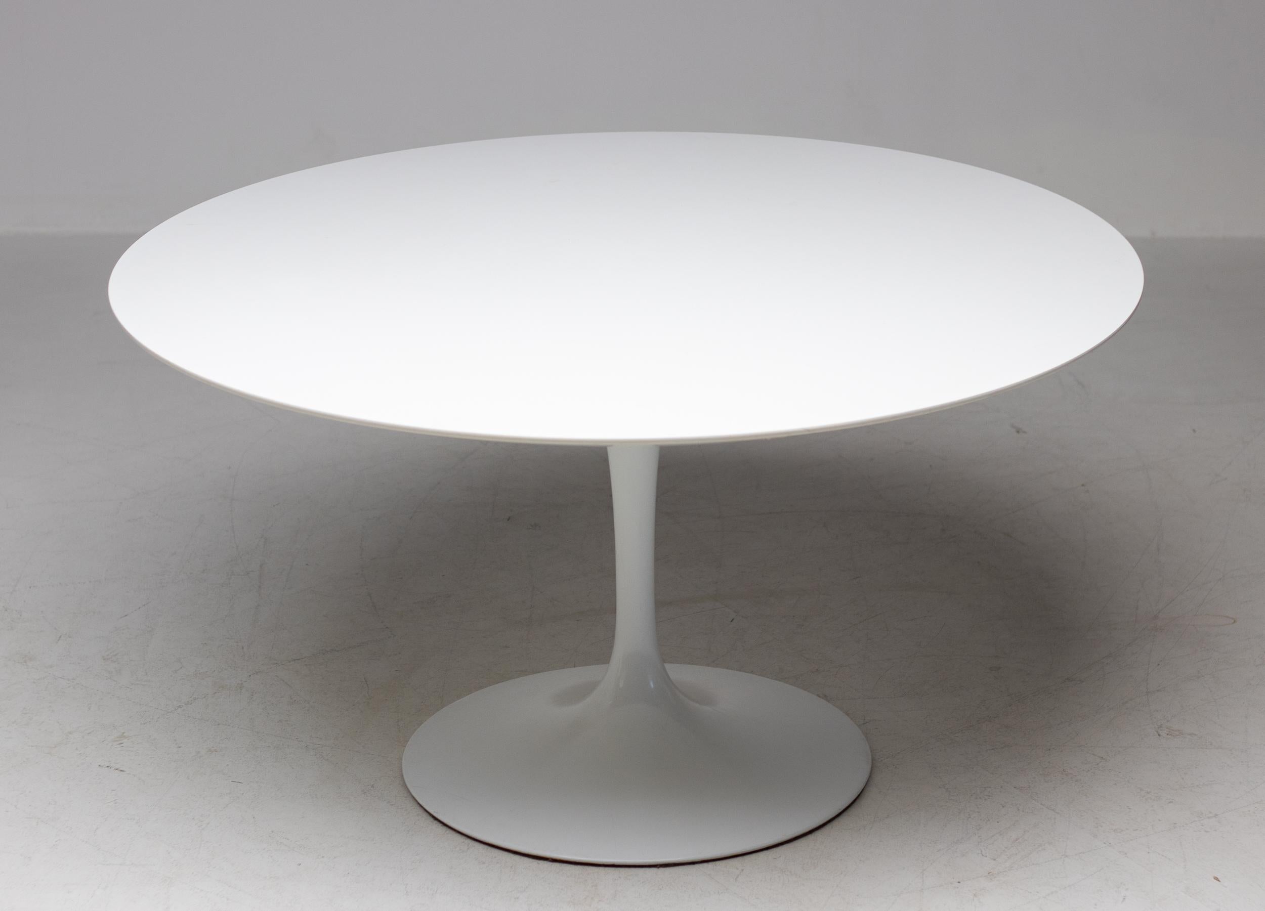 Mid-Century Modern Tulip Dining Table by Eero Saarinen for Knoll International