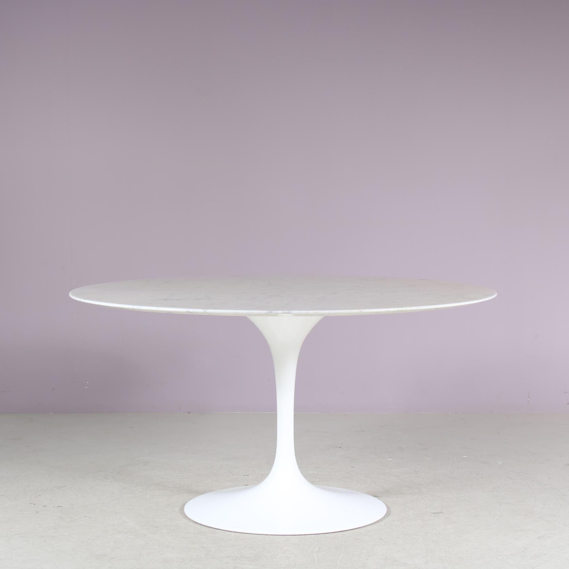 A lovely dining table designed by Eero Saarinen, manufactured by Knoll International in the United States around 1970.

This elegant piece has a most recognizable style! The trumpet shaped is made of high quality, white coated aluminum. It holds an