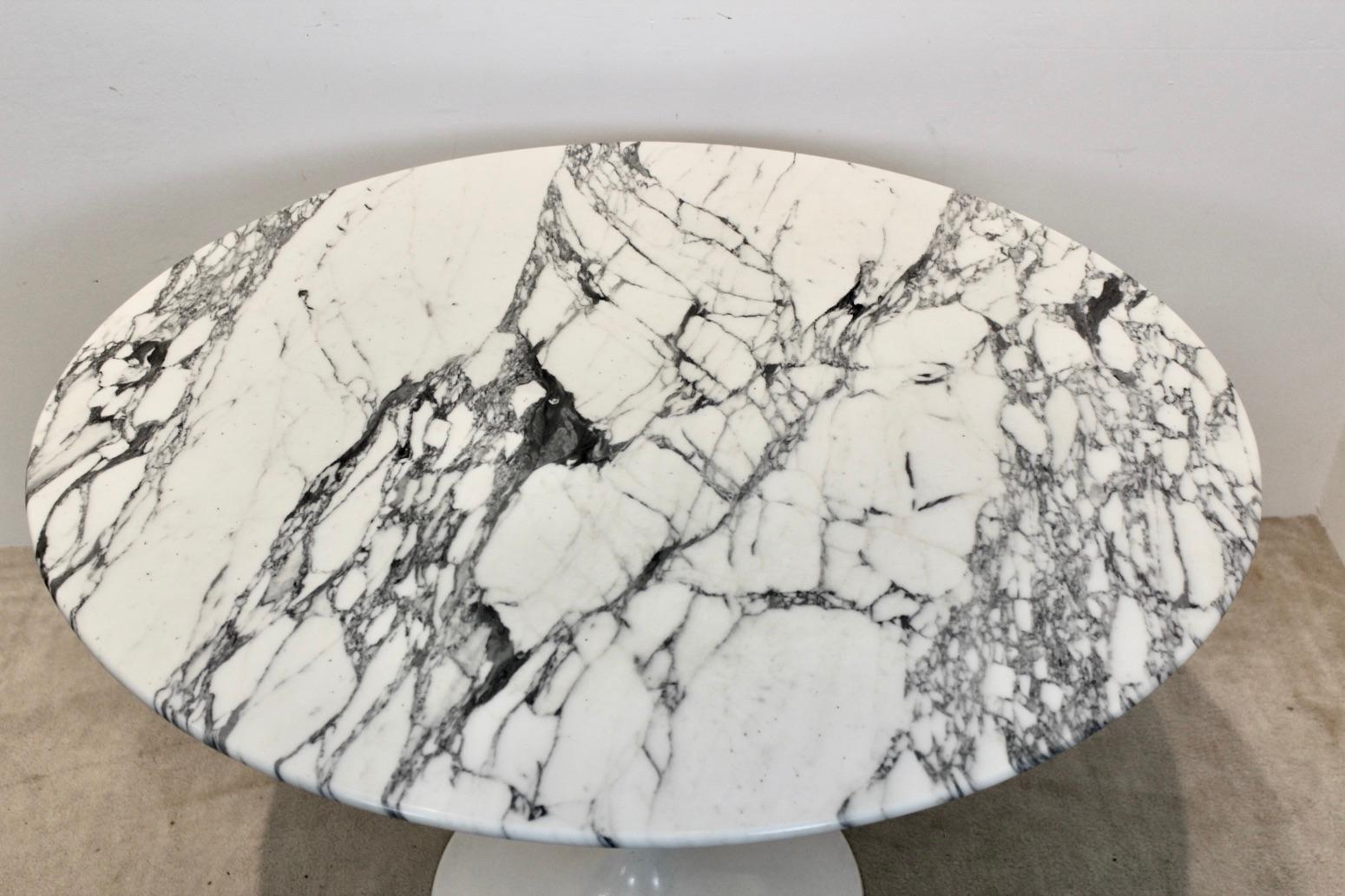 Sophisticated Tulip dining table by Finnish designer Eero Saarinen for Knoll International, 1990s. The table has a beautiful Calacatta Marble top and aluminum base, marked. In very good original condition, comes from 1st owner. Stylish and a wanna