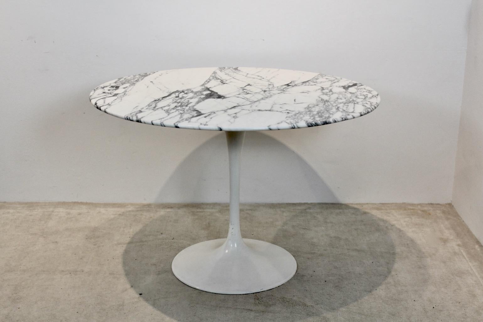 Sophisticated Tulip dining table by Finnish designer Eero Saarinen for Knoll International, 1990s. The table has a beautiful Calacatta Marble top and aluminum base, marked. In very good original condition, comes from 1st owner with some small wear
