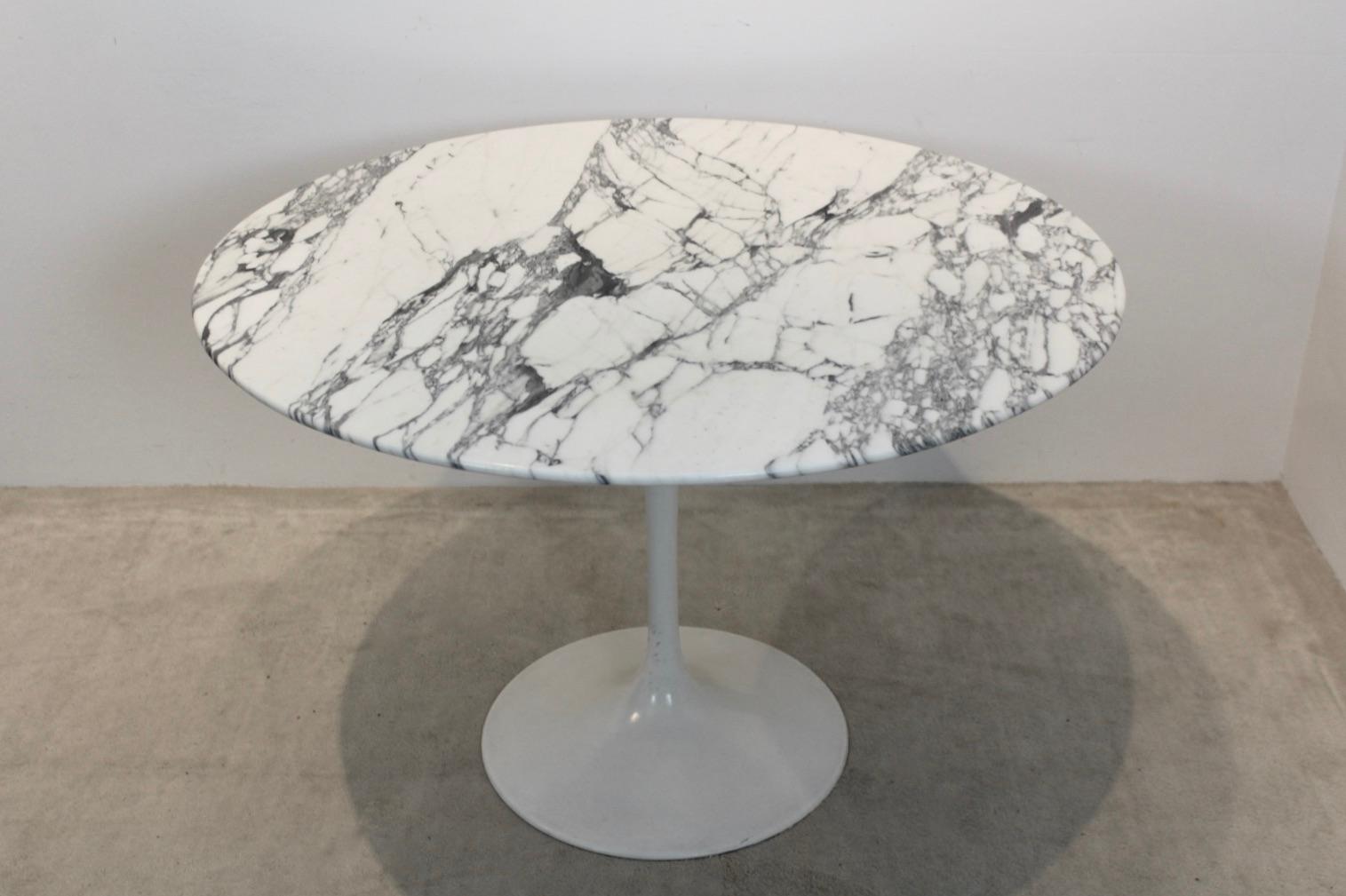 Scandinavian Modern Tulip Dining Table in Calacatta Marble by Eero Saarinen for Knoll International