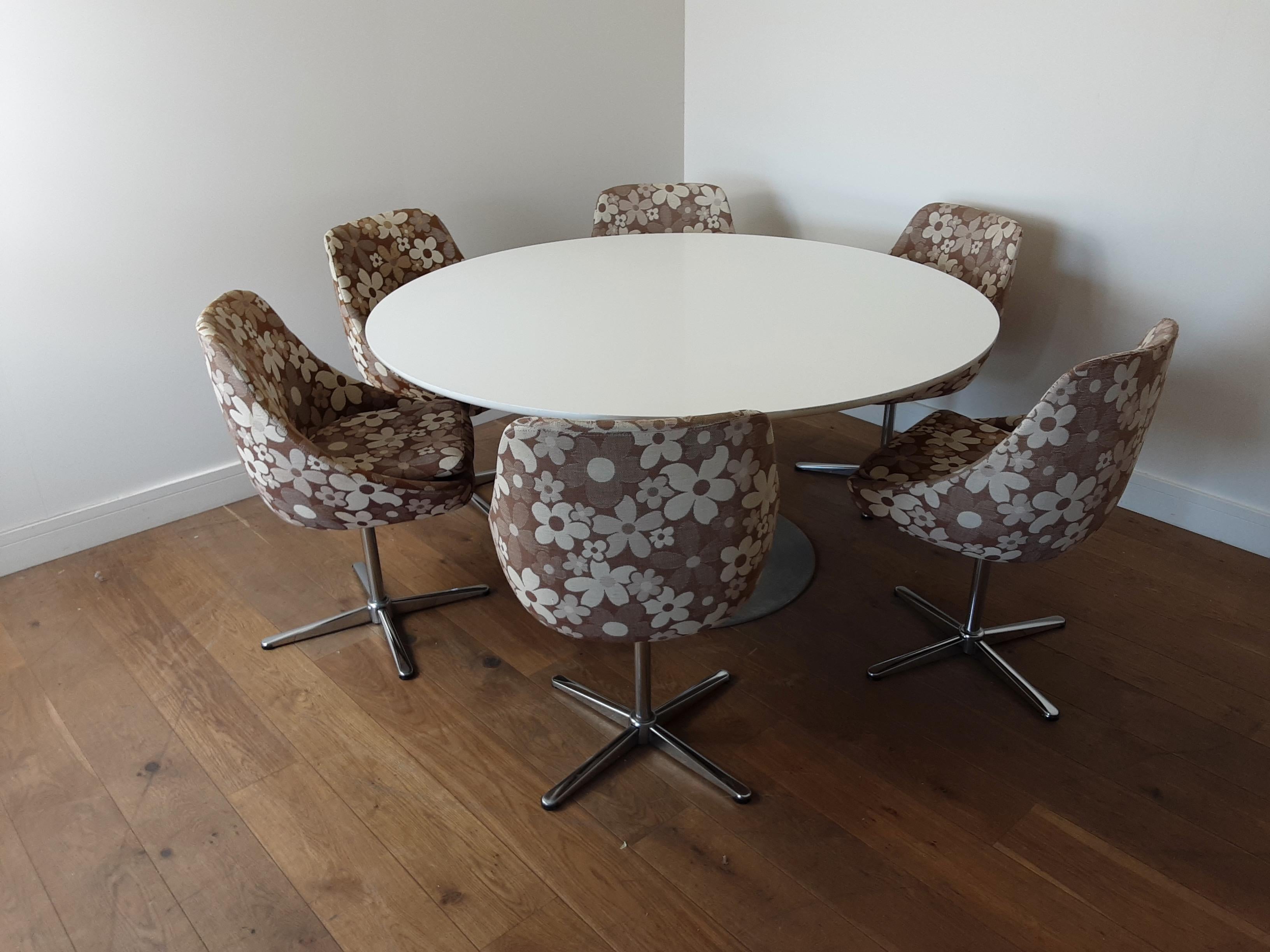 Super 1960s dining set with aluminium tulip base table with laminated top and a set of six egg shape swivel chairs in original upholstery.
Measures: Table 73 cm height, 151 cm diameter
Chairs 84 cm H, 46 cm W, 58 cm D, seat H 46cm, seat D 37cm.