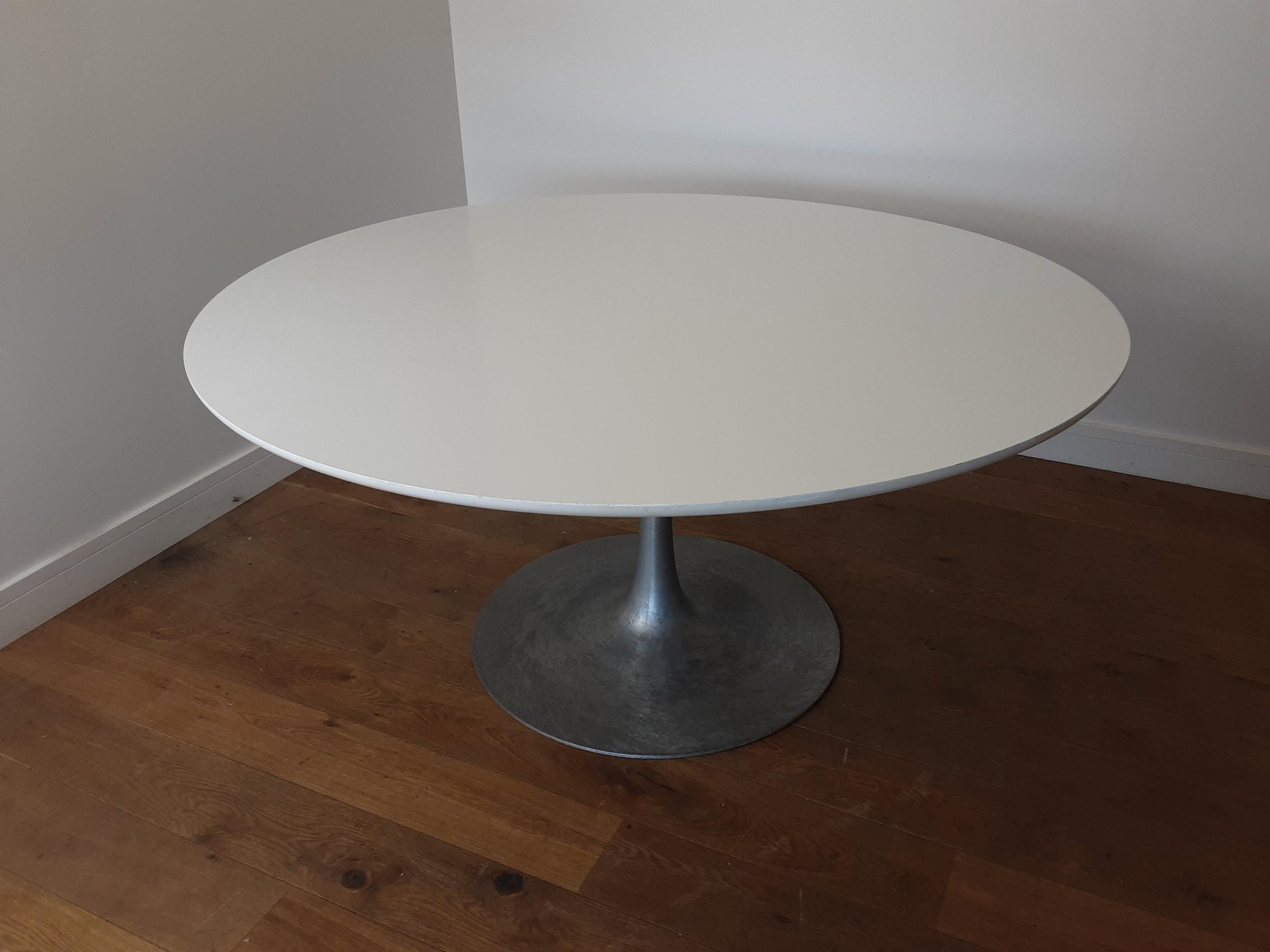 British Tulip Dining Table with Six Egg Swivel Dining Chairs For Sale